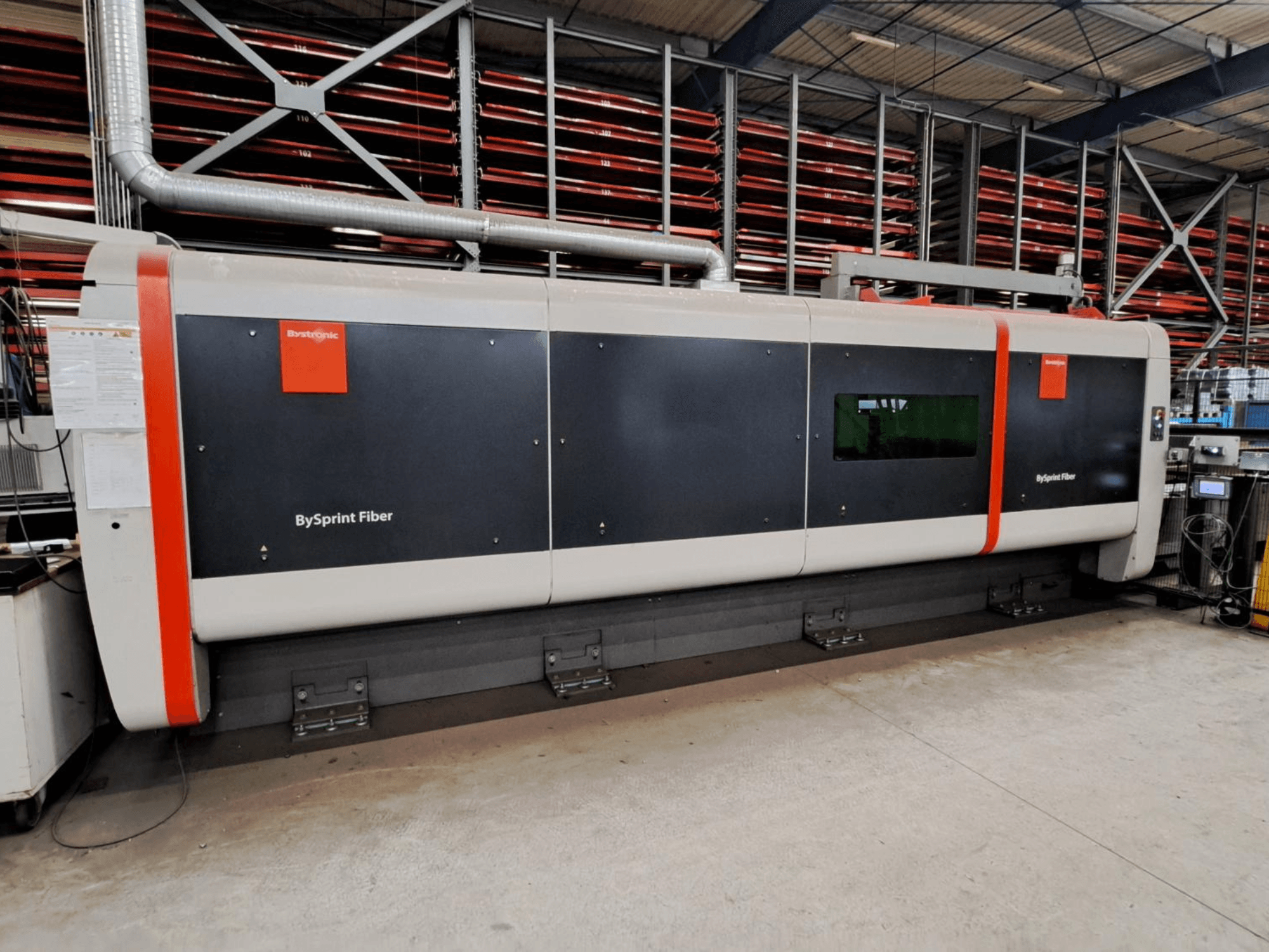 Macchina di taglio laser in fibra Bystronic BySprint Fiber 4020, vista frontale in un'officina con le caratteristiche di sicurezza visibili.
