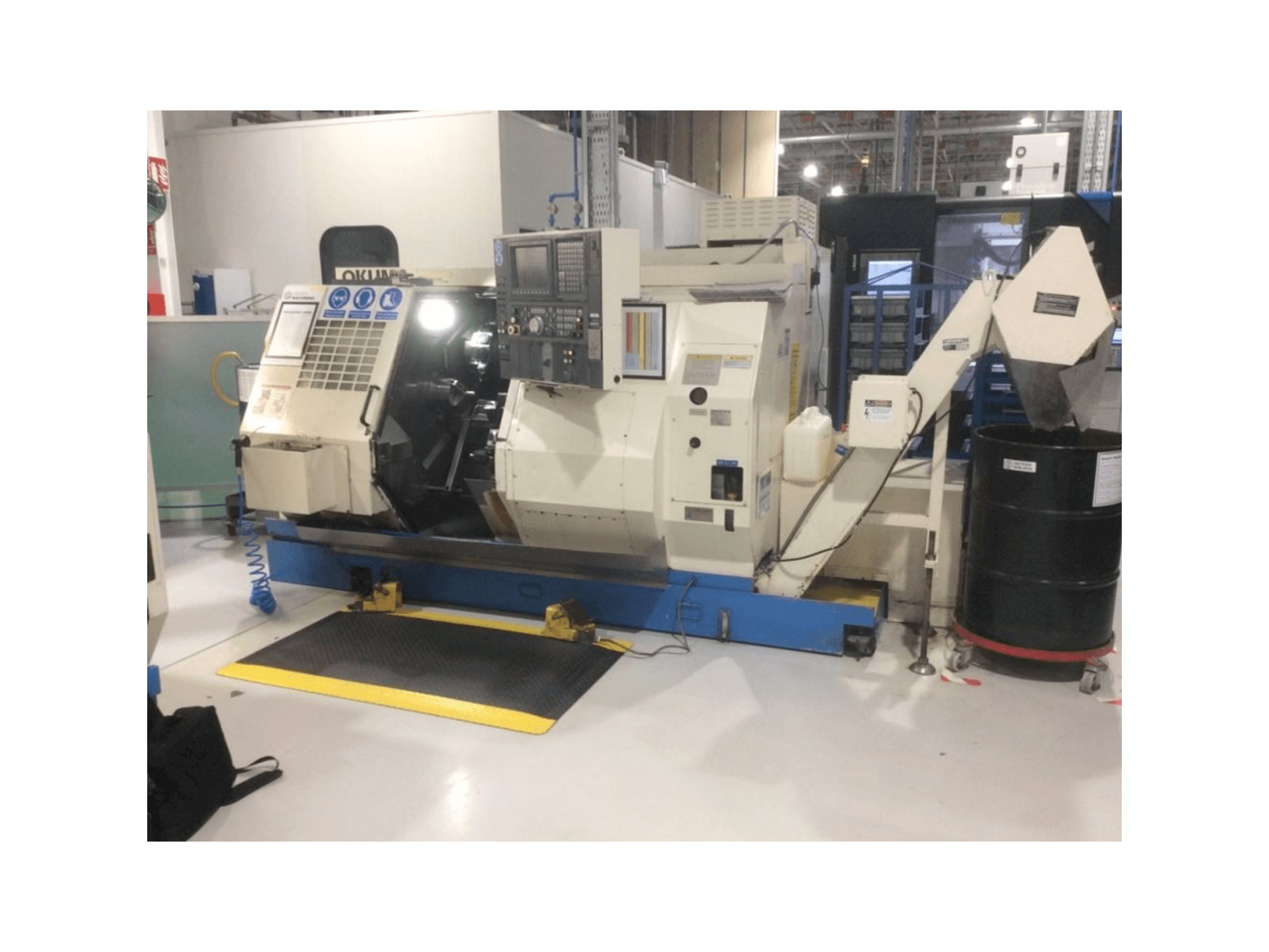 Vista frontale della macchina Okuma LT 10