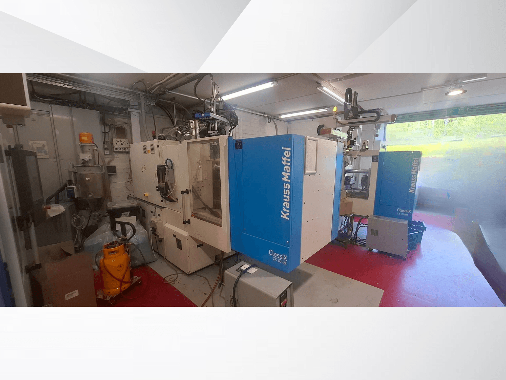 Macchina per lo stampaggio a iniezione idraulica Krauss Maffei CX 80-180, vista frontale, in un ambiente industriale con attrezzature circostanti.