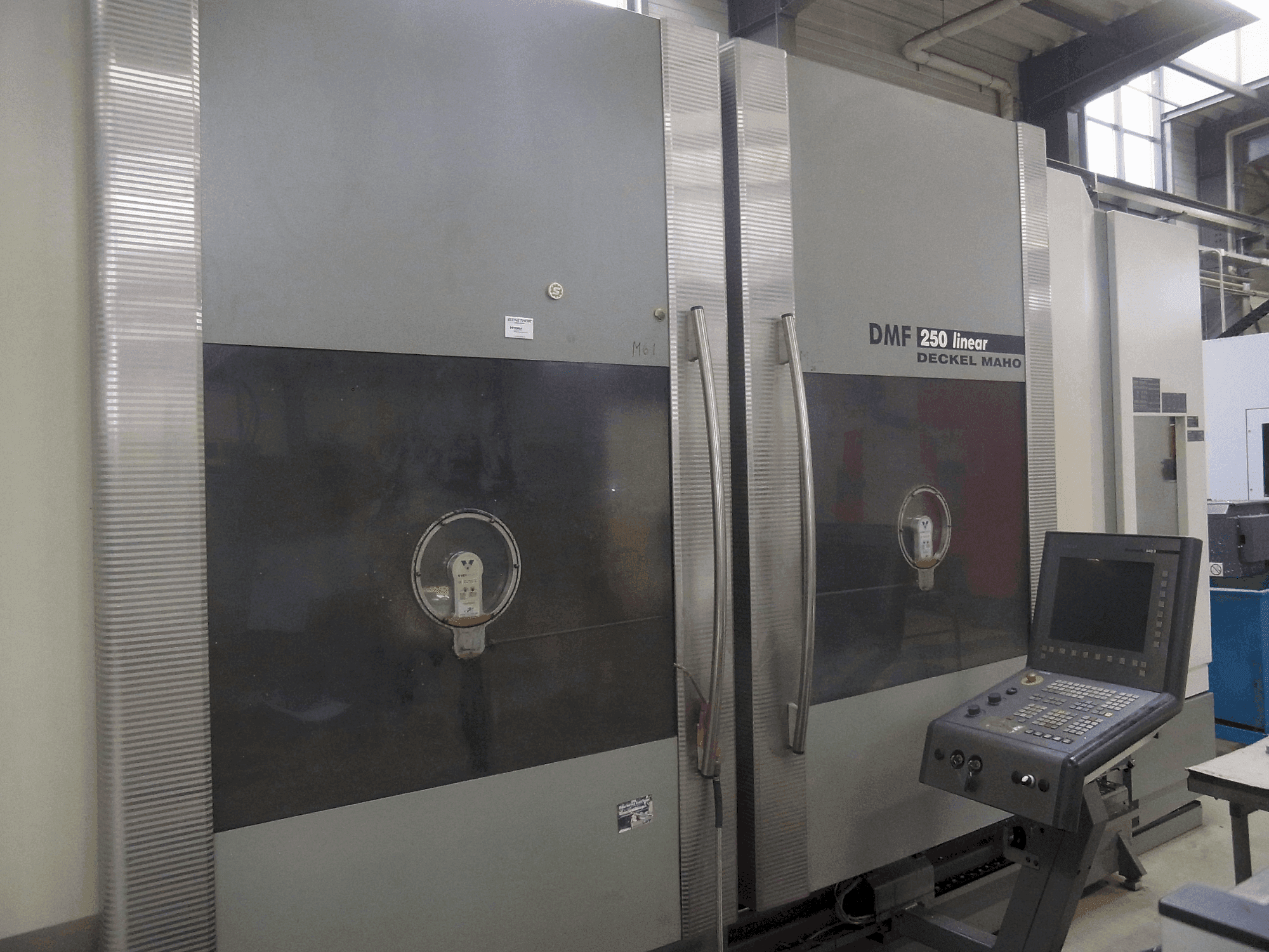 Vista frontale della macchina DECKEL MAHO DMF 250 linear
