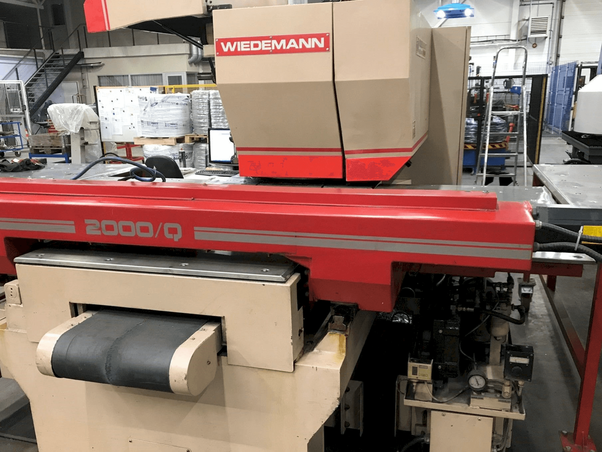 Vista frontale della macchina MURATA Wiedemann 2000/Q