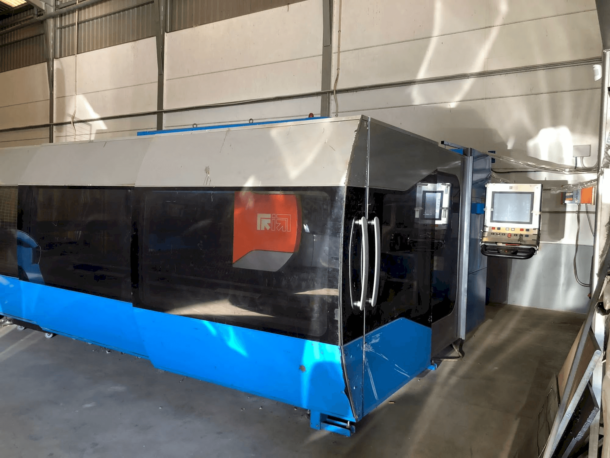 Vista frontale della macchina Prima Power Zaphiro