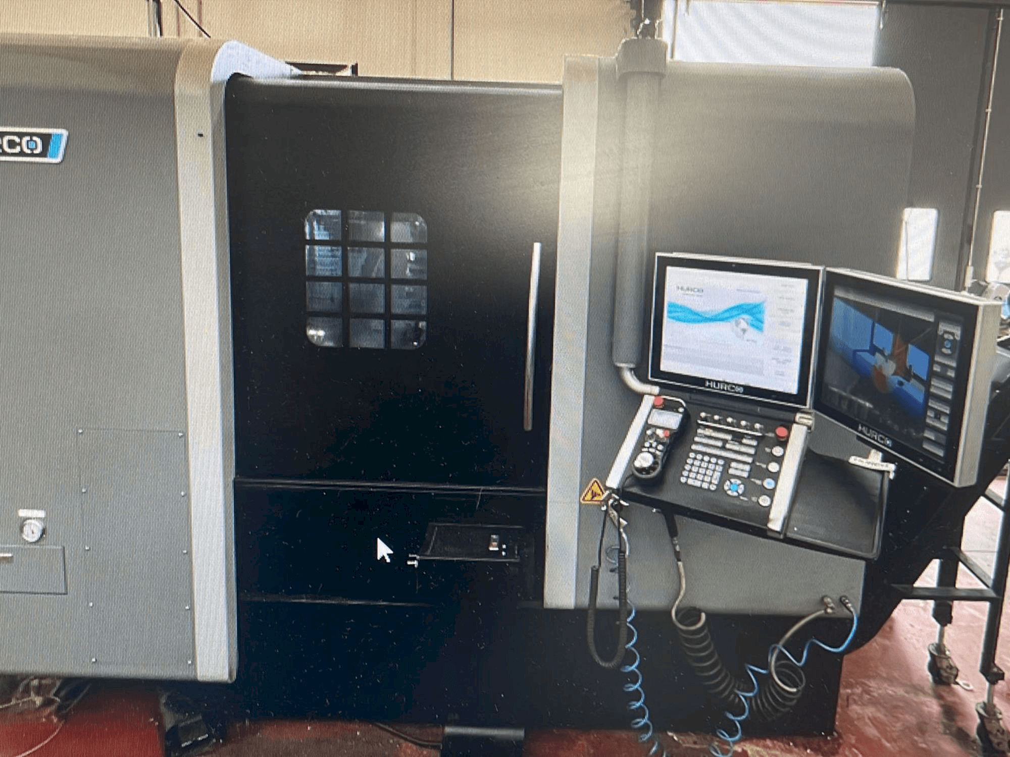 Vista frontale della macchina Hurco TMX8MYSi