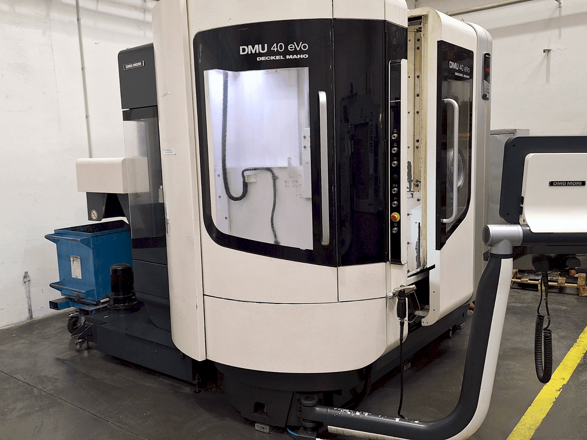 Vista frontale della macchina DMG MORI DMU 40 eVo