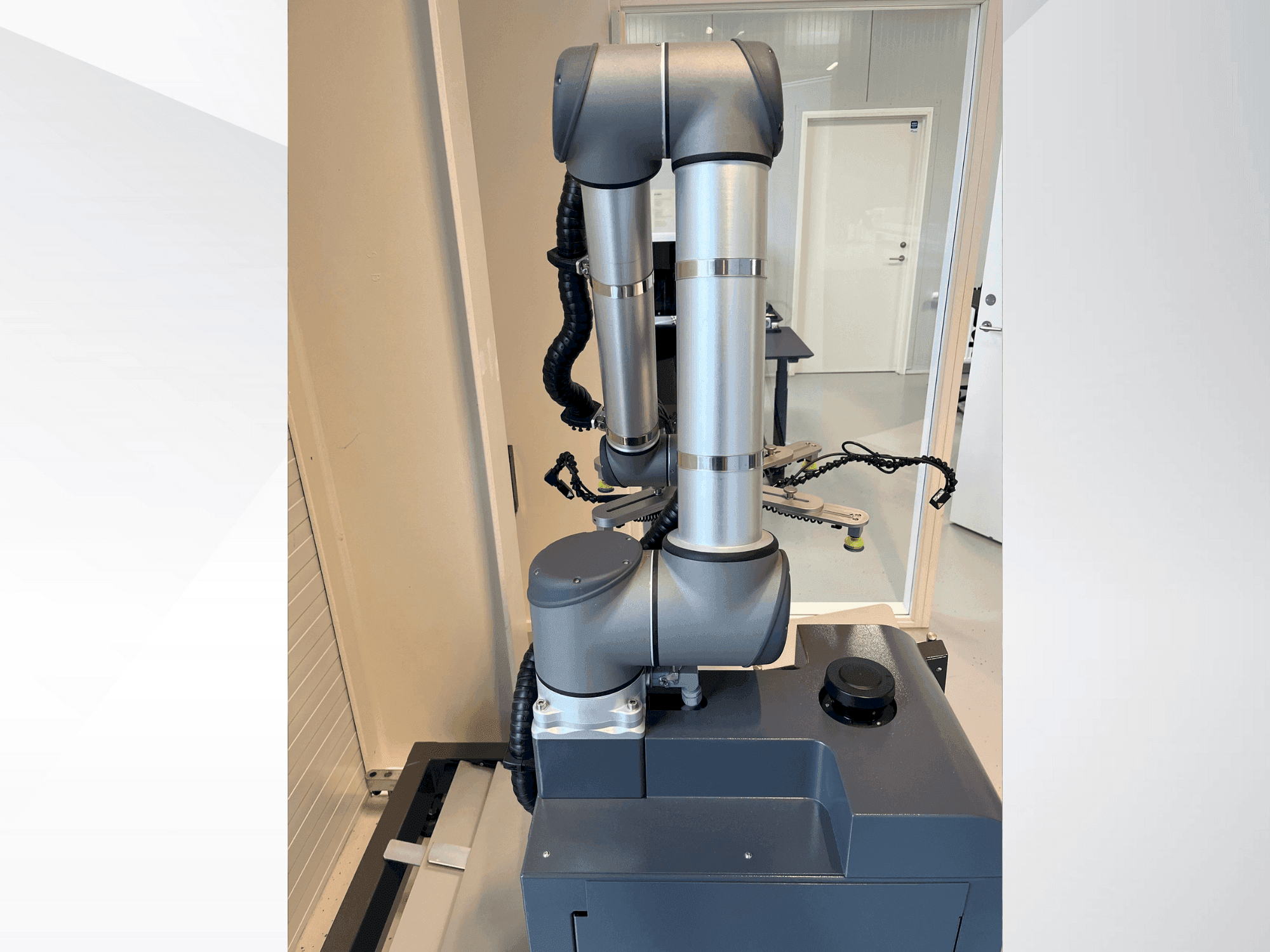 Vista frontale della macchina Universal Robots UR10