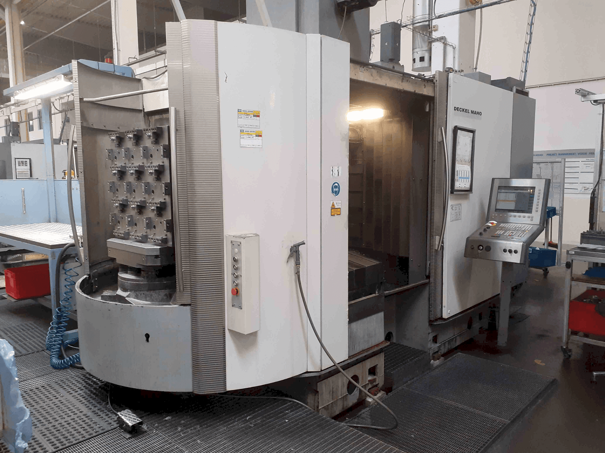Vista frontale della macchina DECKEL MAHO DMC 80 H