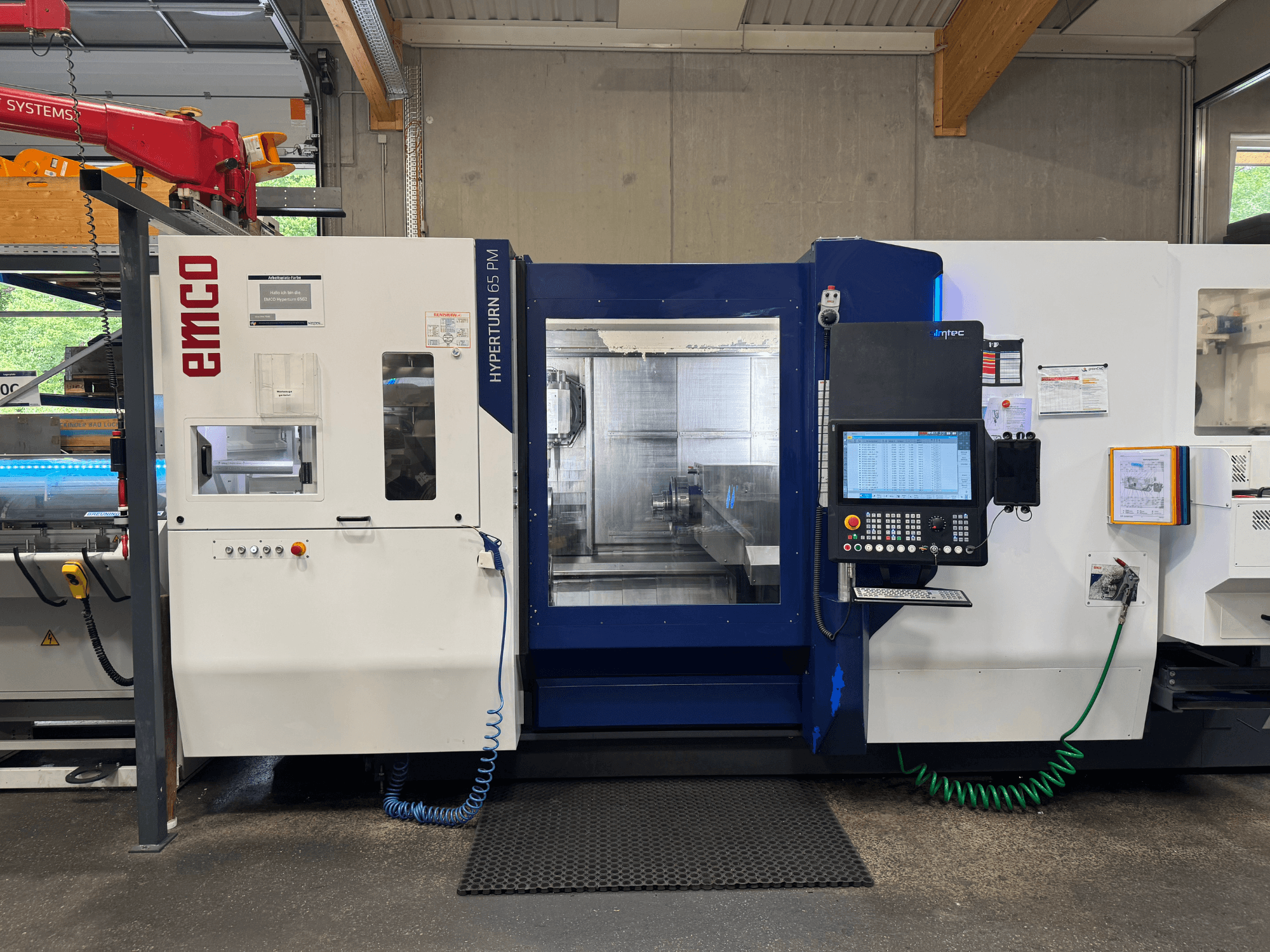 Macchina EMCO Hyperturn 65 PM, vista frontale, con pannello di controllo, area del mandrino e caratteristiche operative.