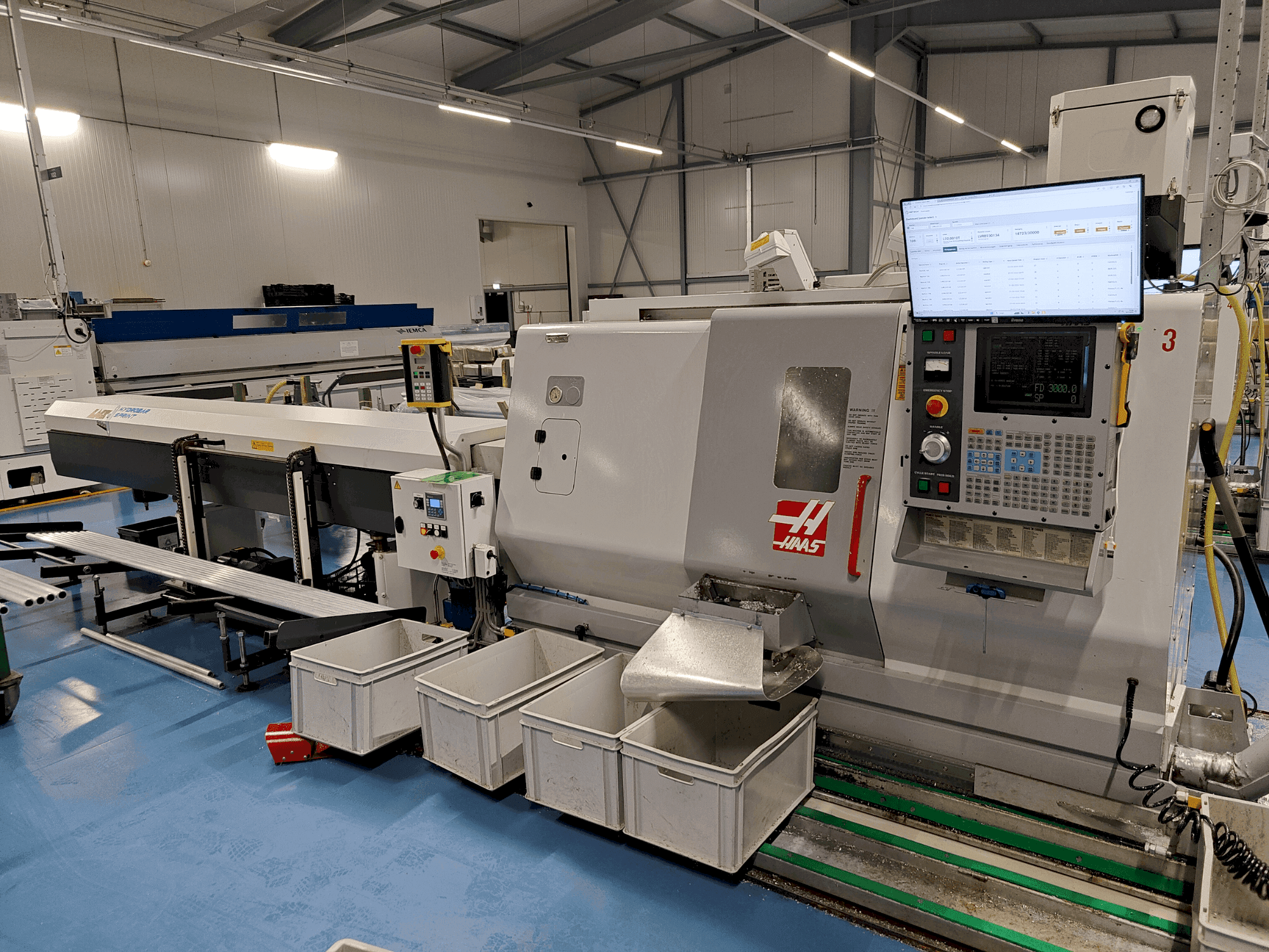 Vista frontale della macchina HAAS SL-20HE (2002)