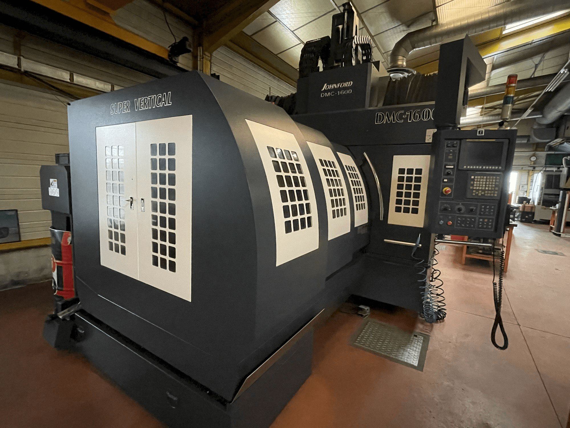 Vista lato sinistro della macchina Johnford DMC 1600