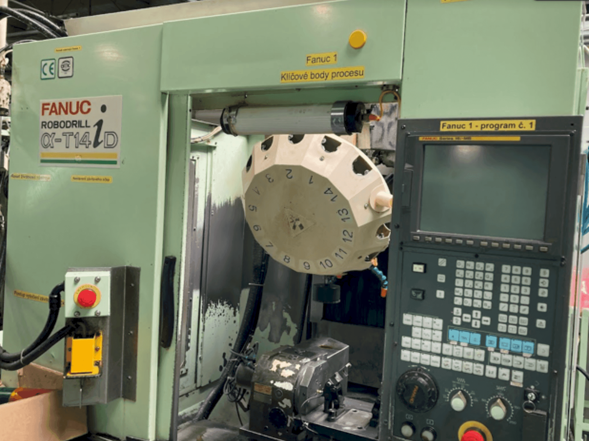 Vista frontale della macchina FANUC Robodrill Alpha-T14 iD