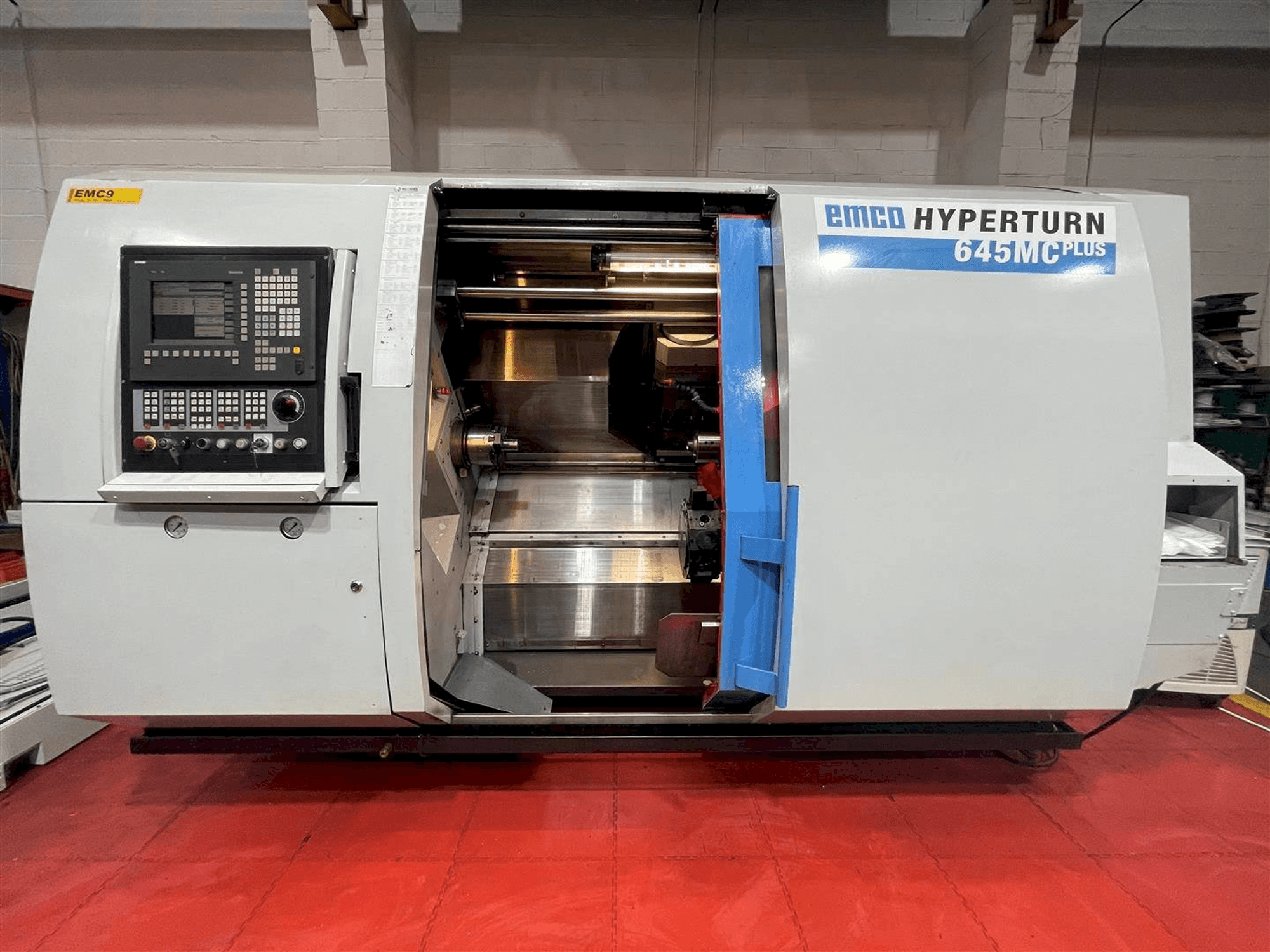Vista frontale della macchina EMCO Hyperturn 645MC Plus