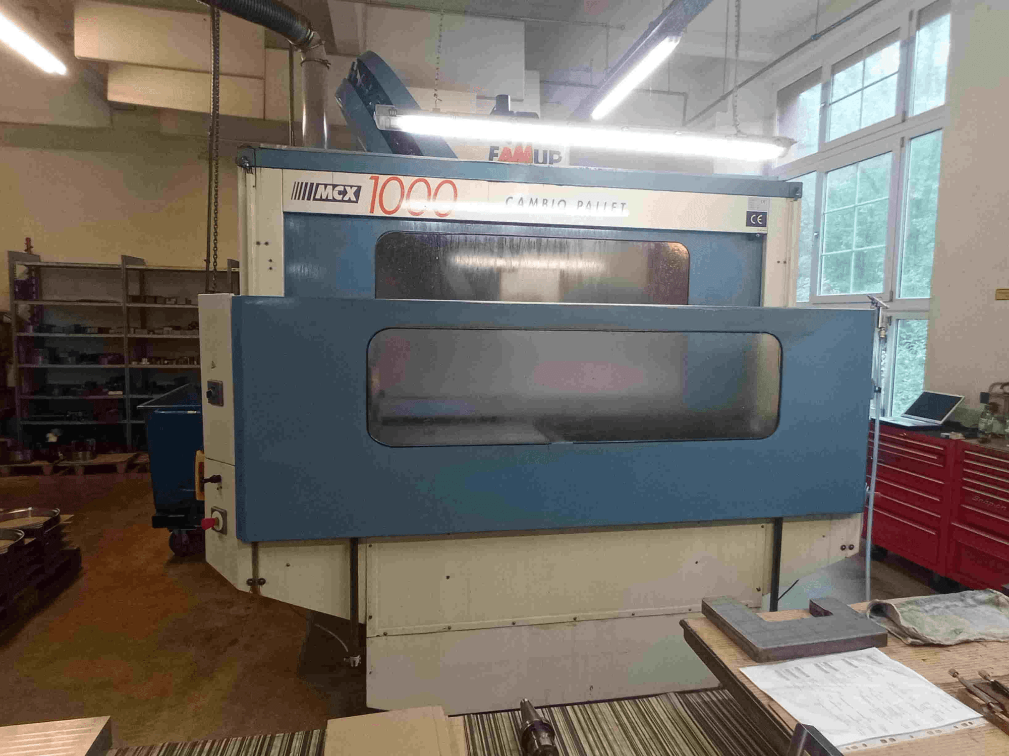 Centro di lavorazione verticale FAMUP MCX 1000, vista frontale, con pannello di controllo e ampia area di lavorazione.