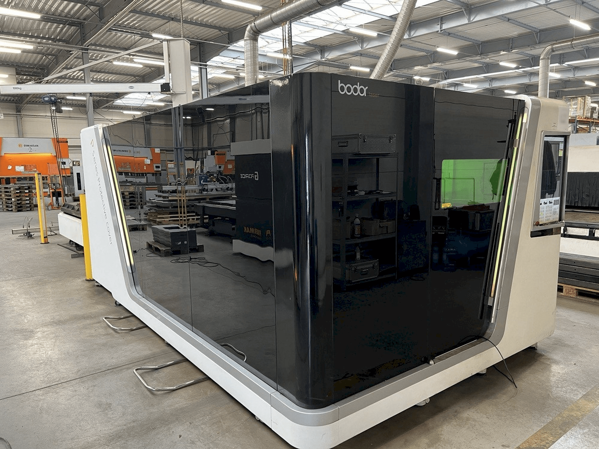 Vista frontale della macchina Bodor P3015