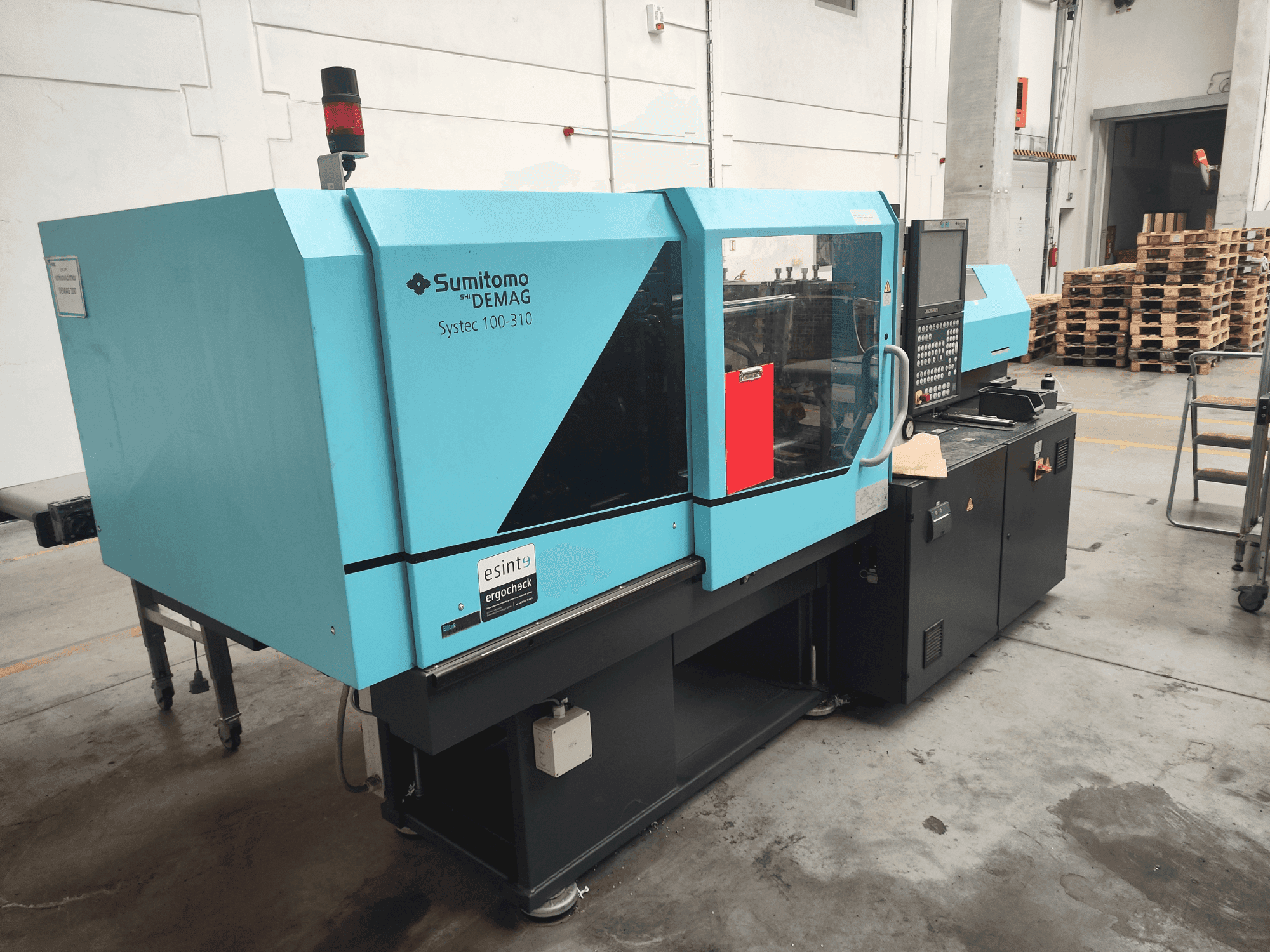 Vista frontale della macchina DEMAG Systec 100/420-310