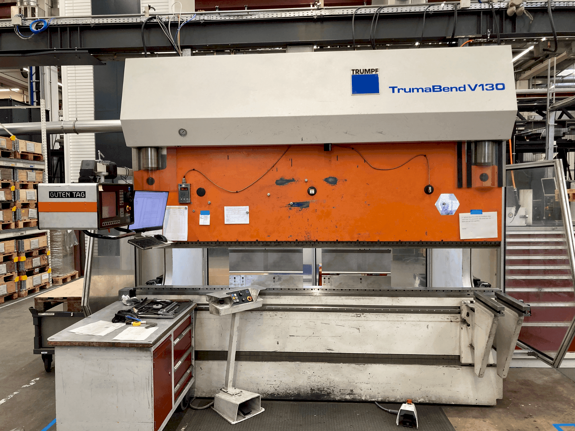 Vista frontale della macchina TRUMPF TrumaBend V130