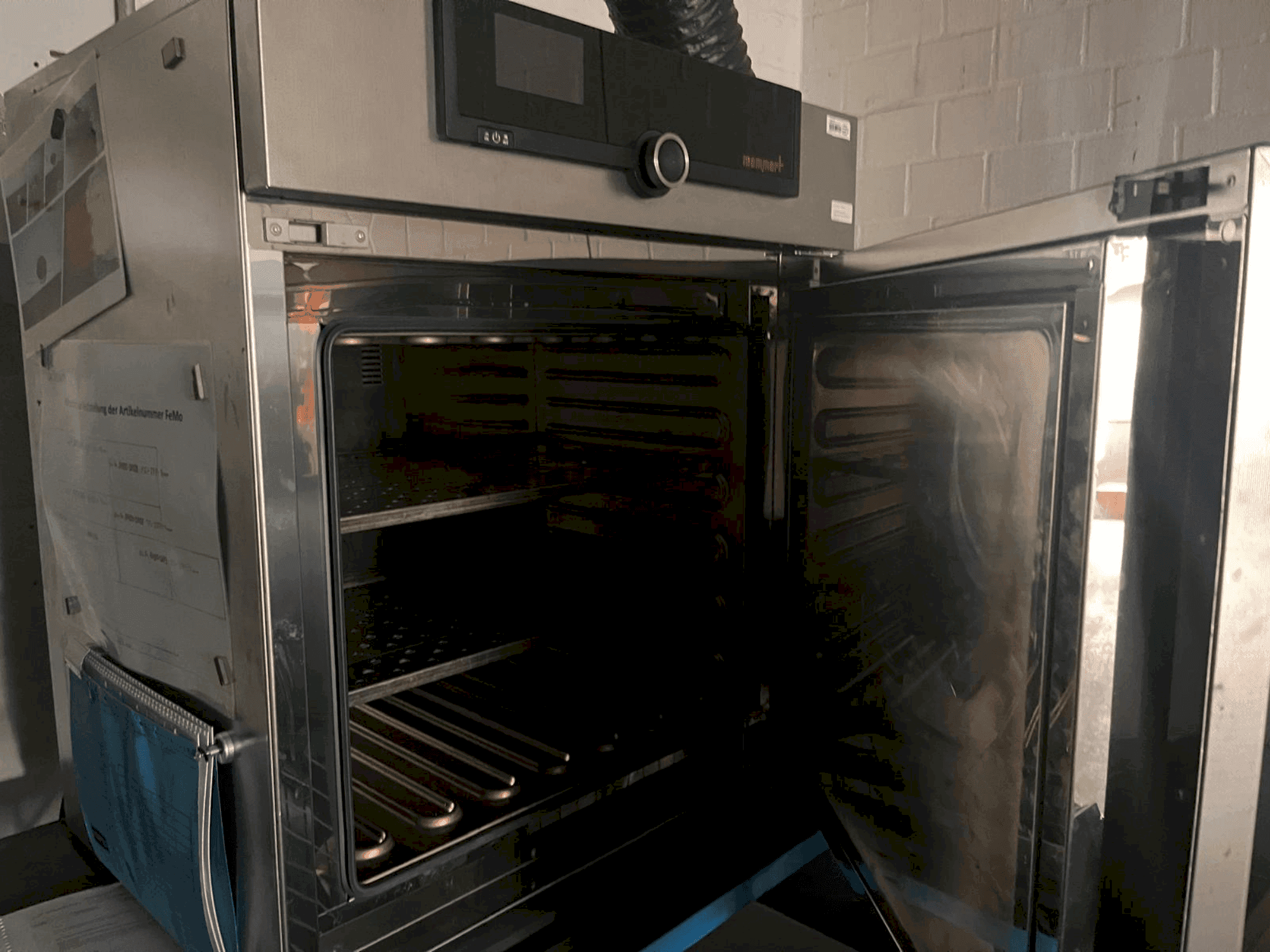 Vista frontale della macchina MEMMERT UN110