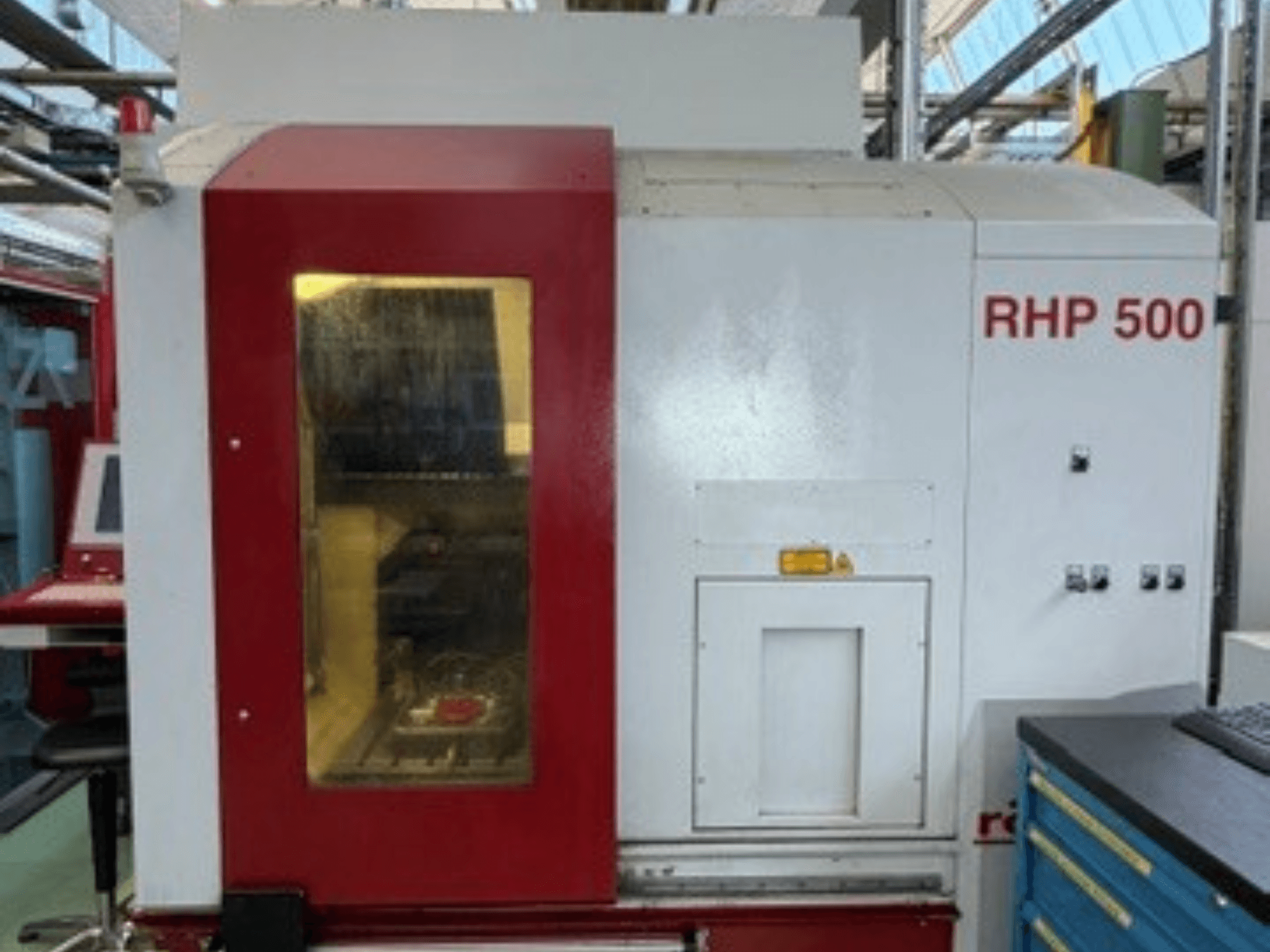 Centro di lavorazione verticale Röders TEC RHP 500, vista frontale, con il pannello di controllo e la finestra trasparente che ne rivela l'interno.