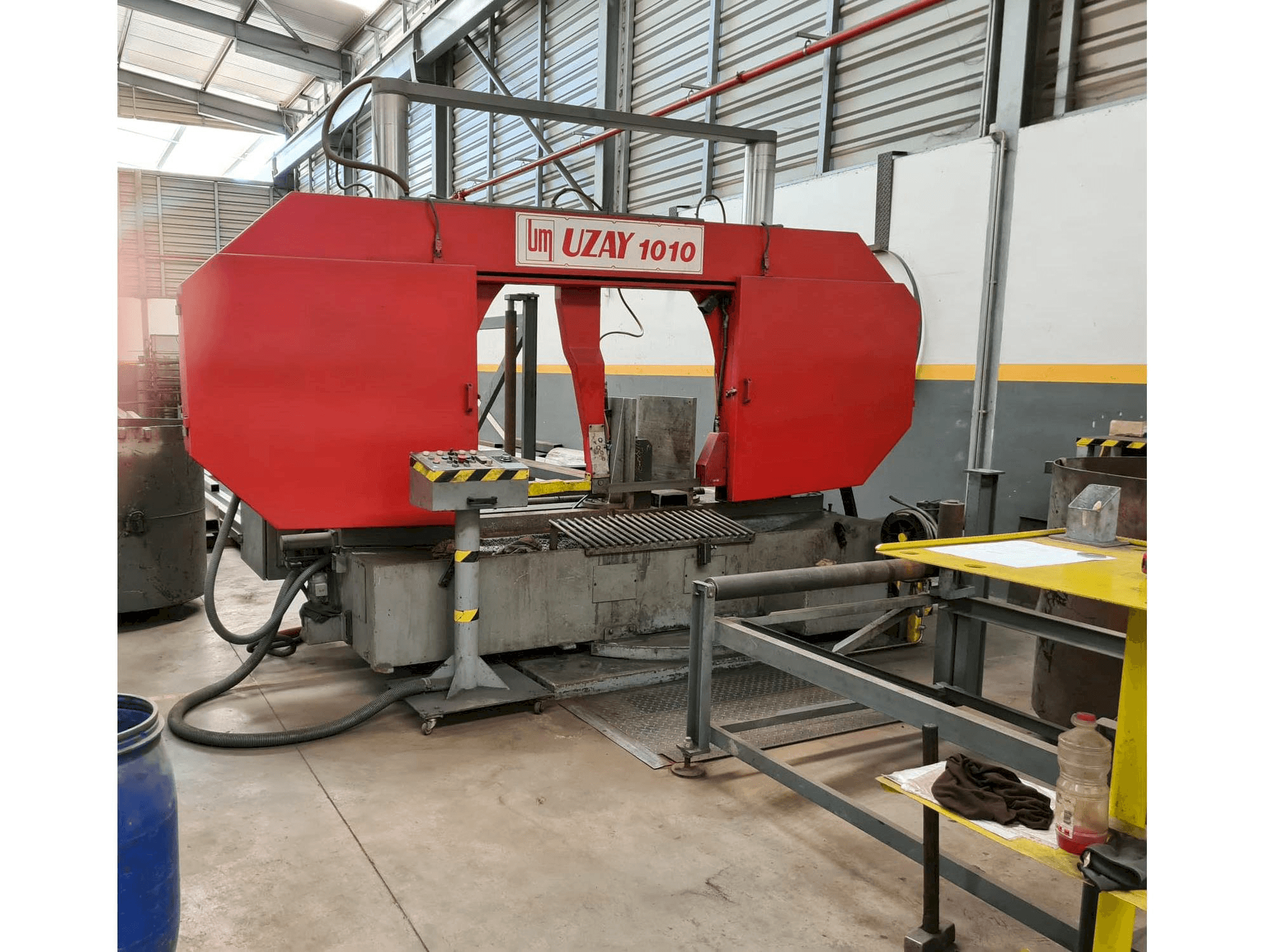 Vista frontale della macchina UZAY MAKINA UMSY 1010