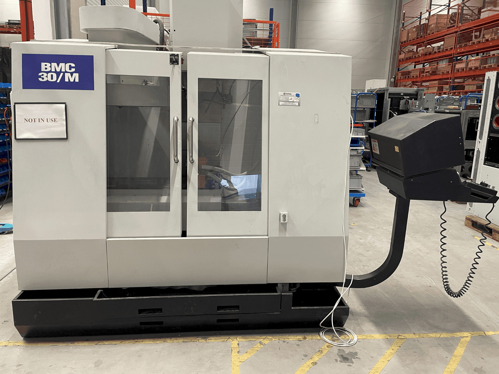 Vista frontale della macchina Hurco BMC-30M