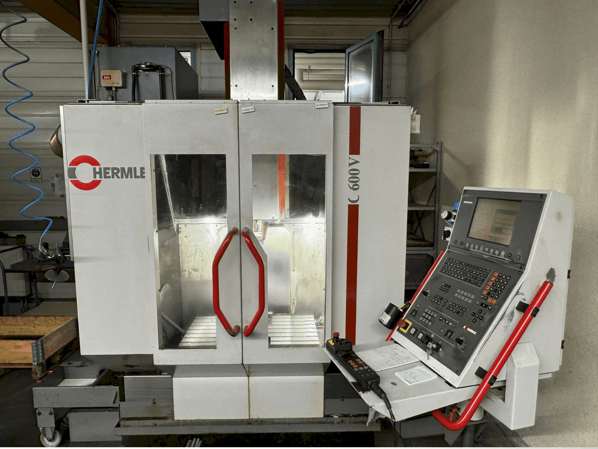 Vista frontale della macchina HERMLE C600