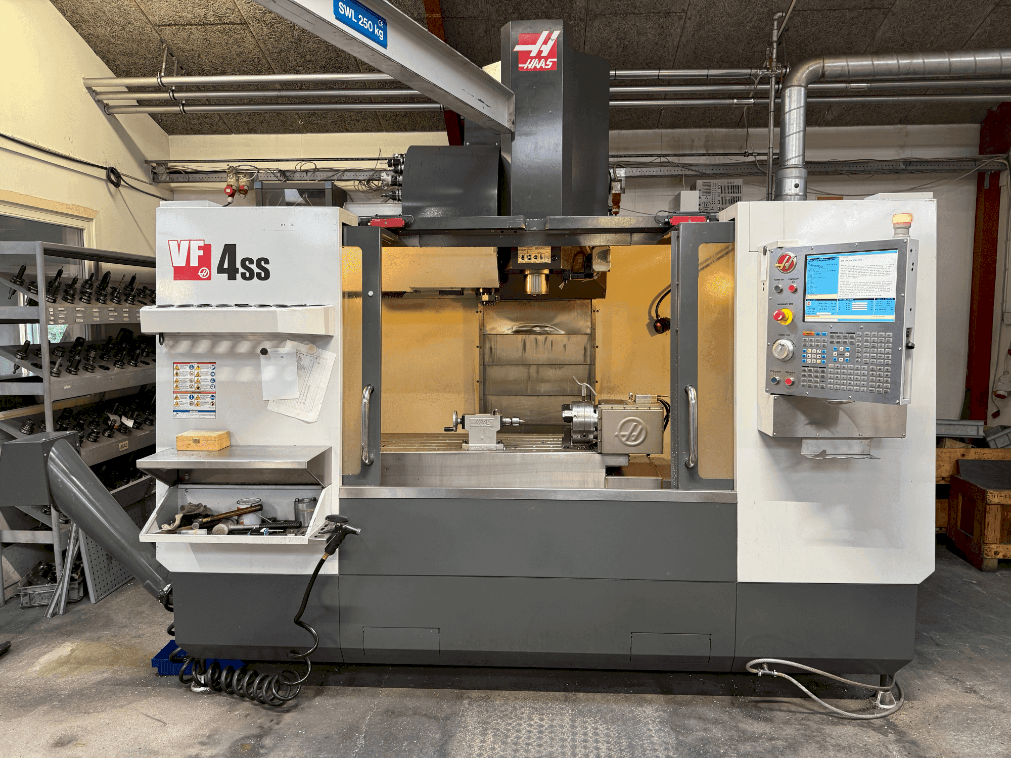 Vista frontale della macchina HAAS VF-4SS