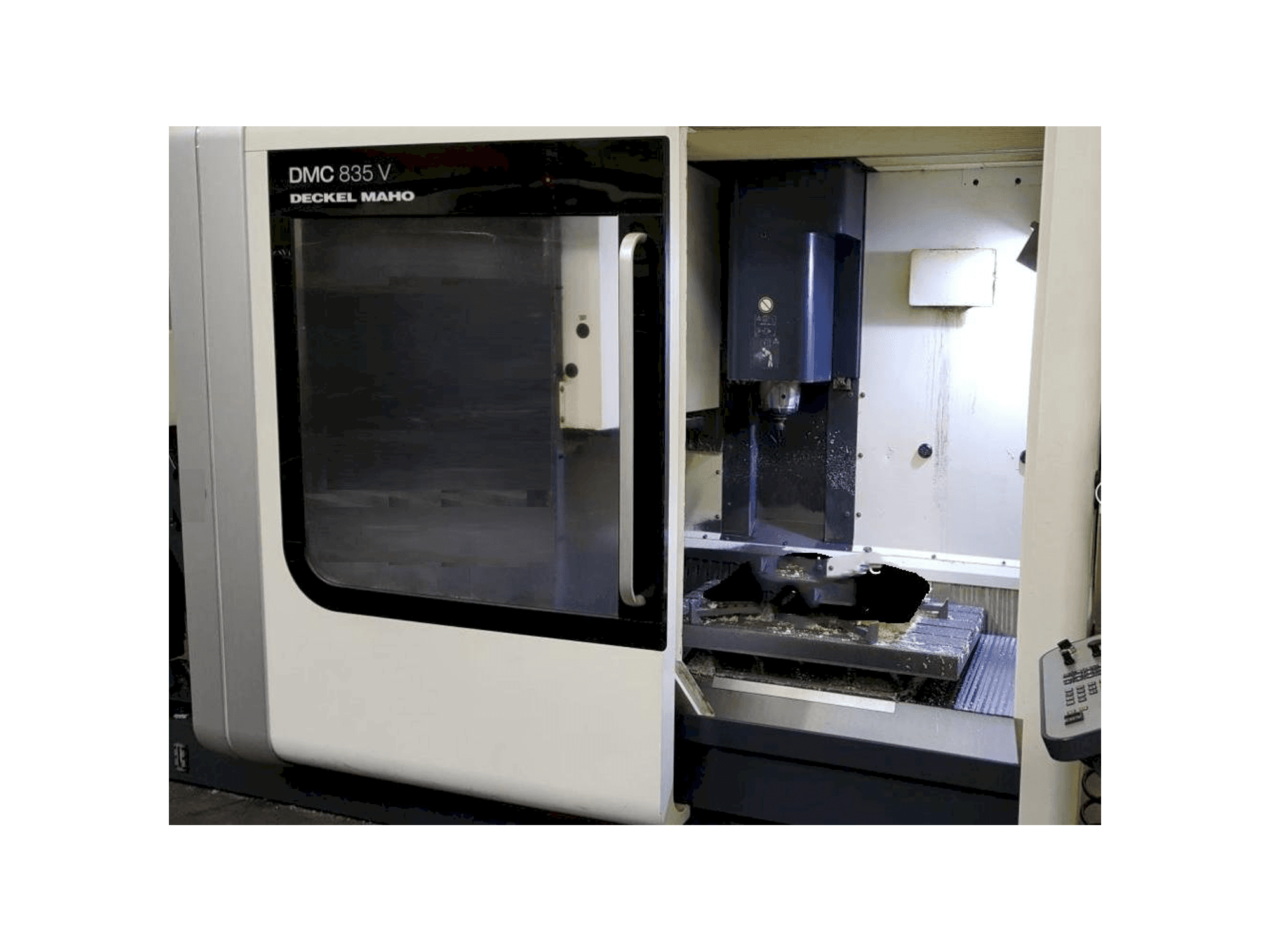 Vista frontale della macchina DECKEL MAHO DMC 835 V