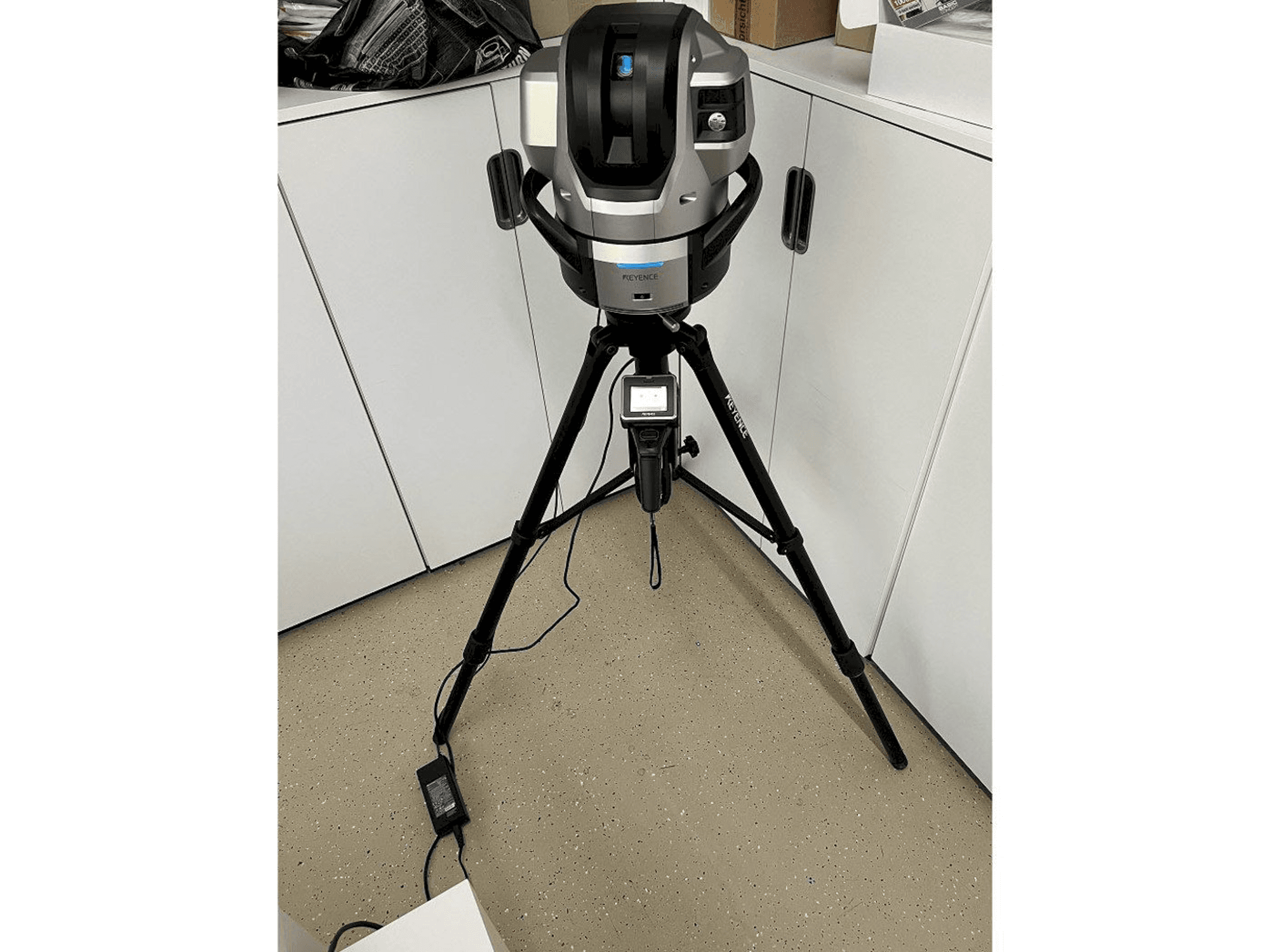 Vista frontale della macchina KEYENCE WM-C3000