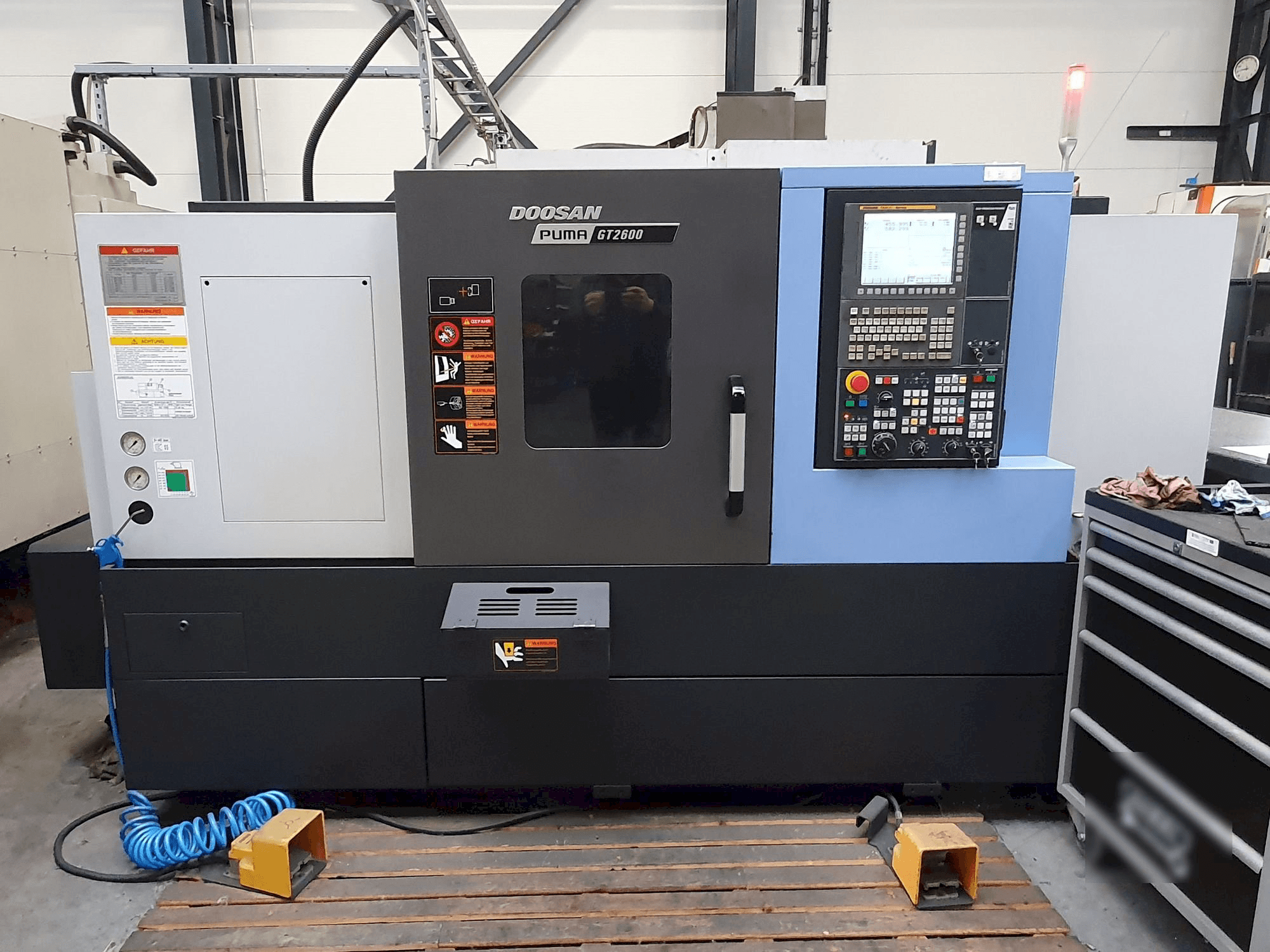 Vista frontale della macchina Doosan PUMA GT2600