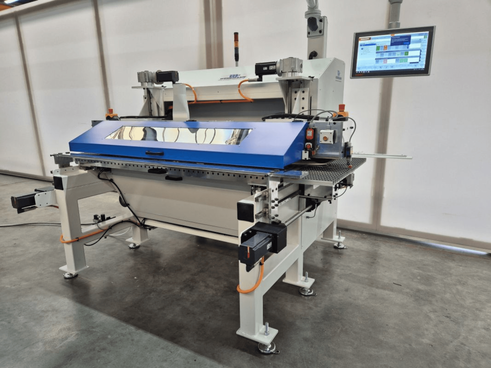 La sezionatrice WEHRMANN WT-50/900 in vista frontale, con superficie di taglio blu, pannello di controllo digitale e funzioni di sicurezza integrate.