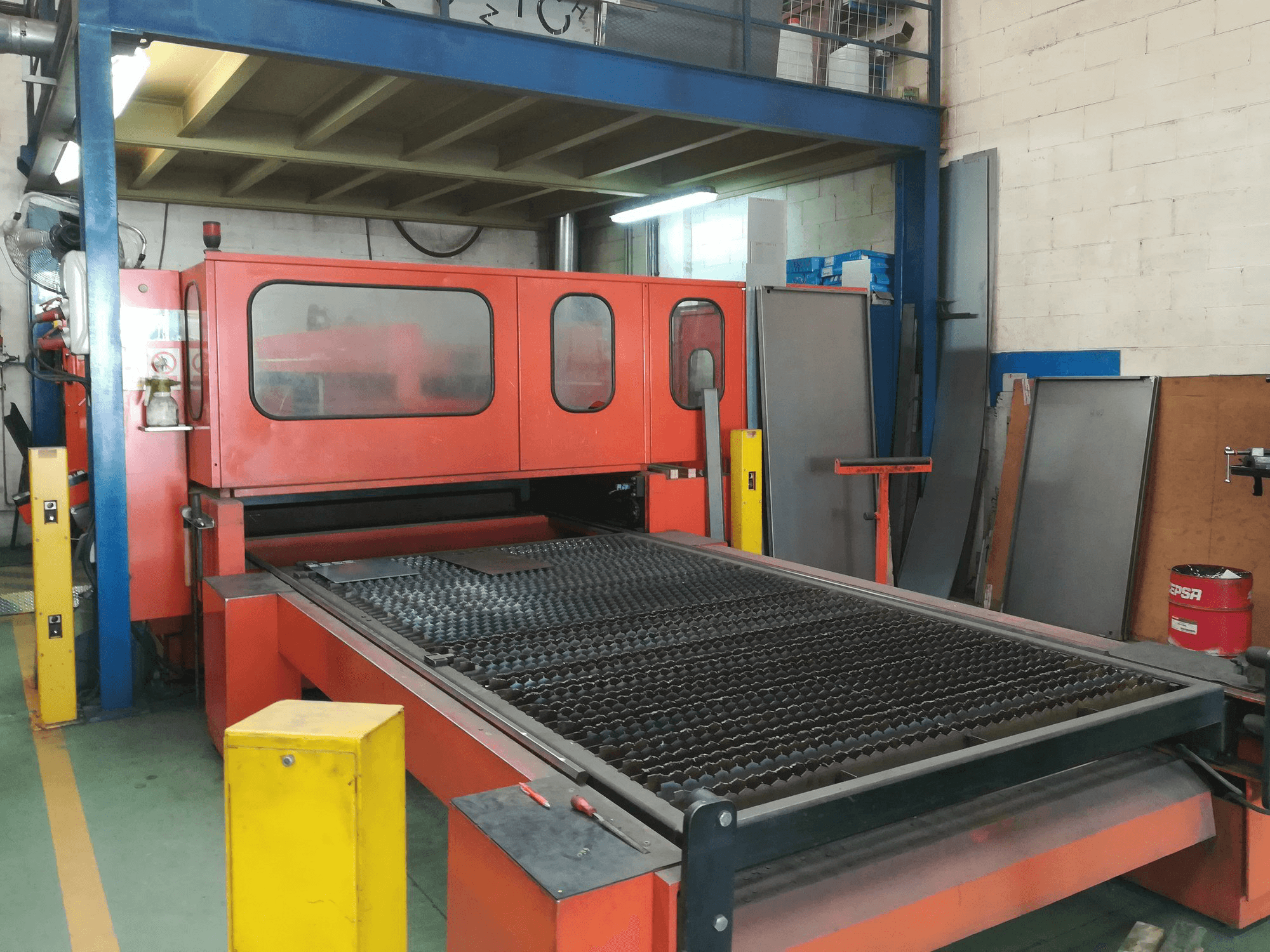 Vista frontale della macchina Bystronic Bystar 3015