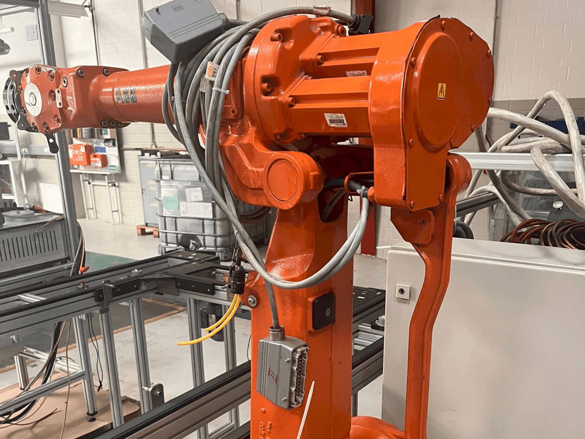 Vista frontale della macchina ABB IRB 2400 M2004