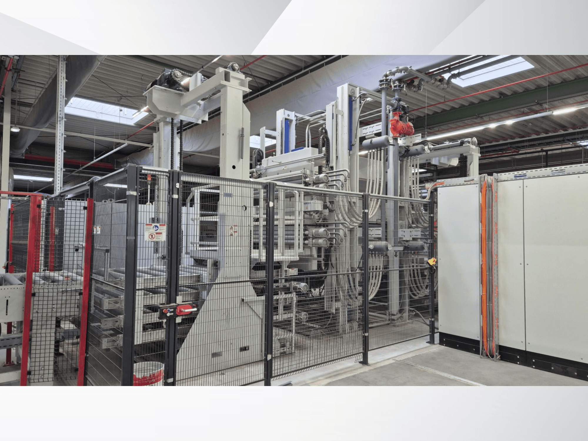 Vista frontale della linea di produzione completa BURKLE Optima 1428/50, con pannelli di controllo e macchinari per la lavorazione del legno.