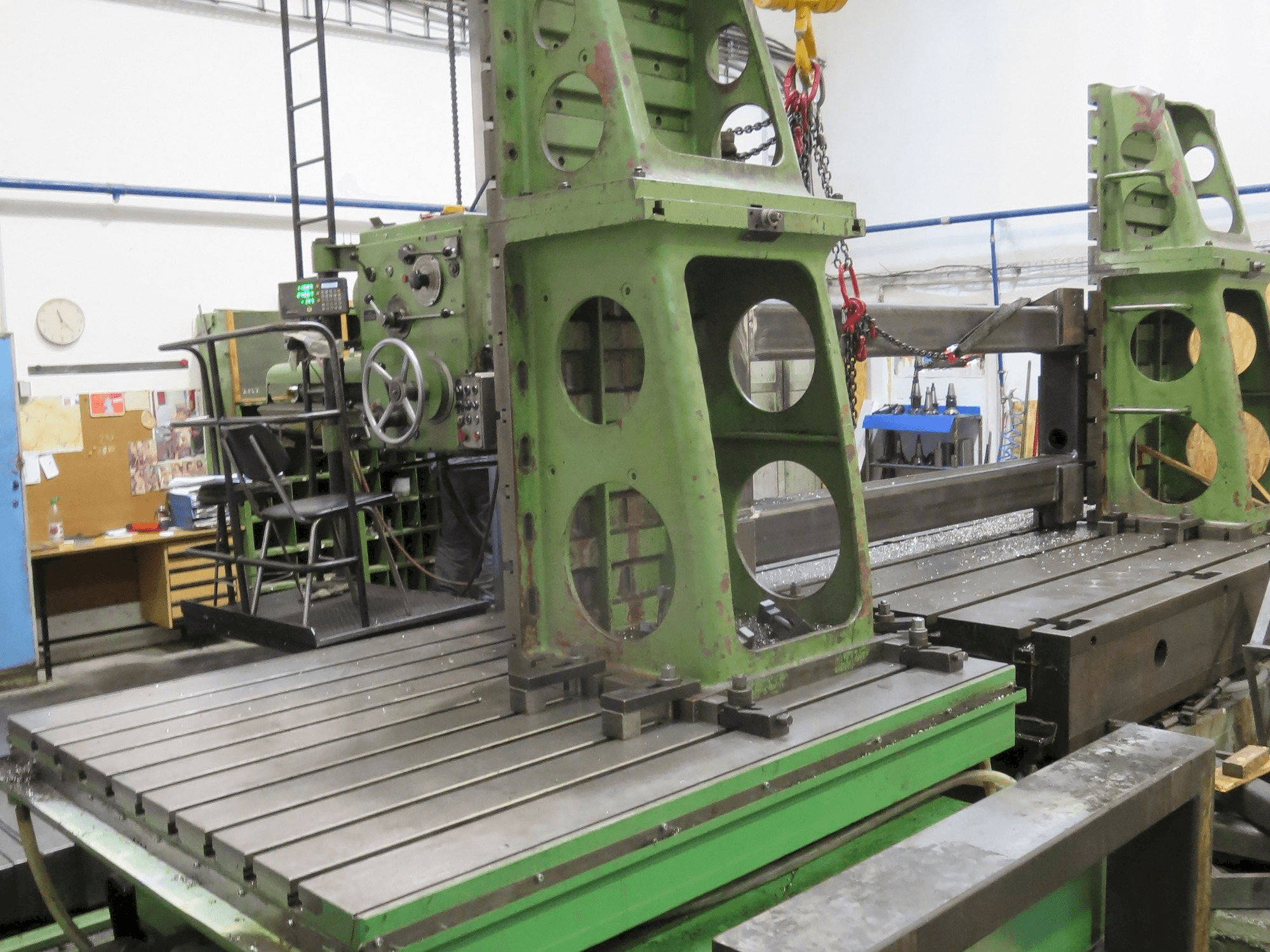 Vista frontale della macchina TOS HP 100