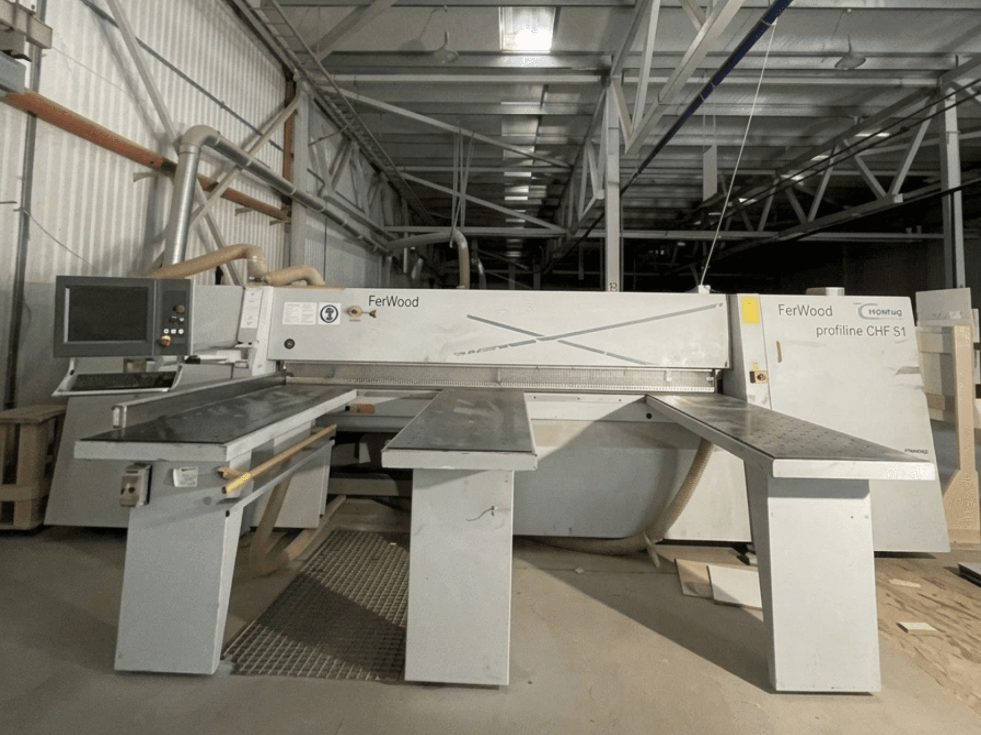 Macchina per la lavorazione del legno HOMAG CHF 51/32/32, vista frontale con pannello di comando e tavoli di appoggio, collocata in un ambiente di officina.