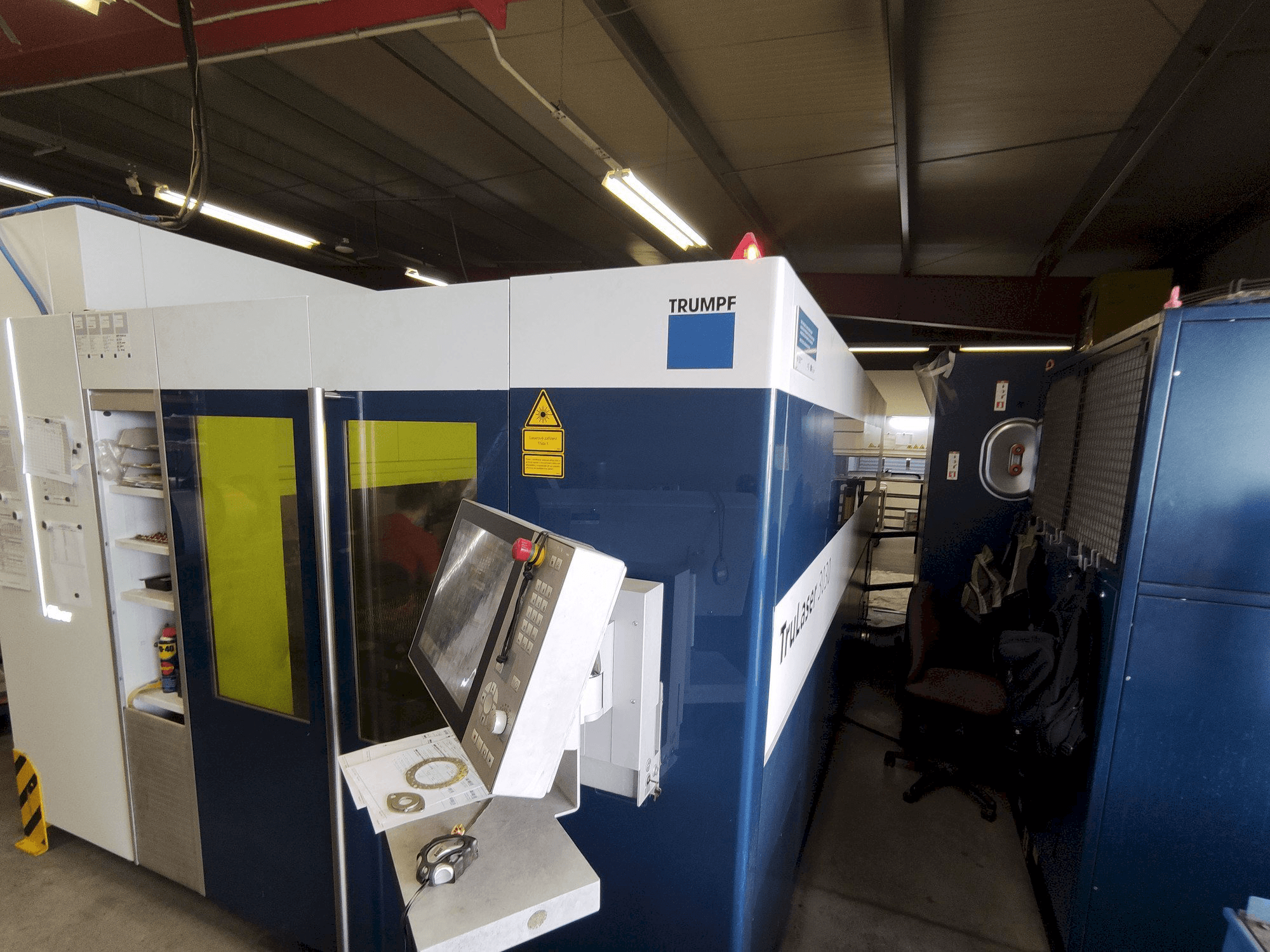 Vista frontale della macchina Trumpf TruLaser 3030 Fiber