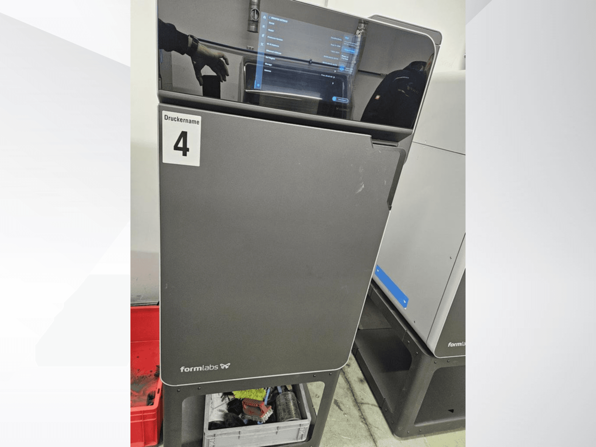 Stampante 3D FORMLABS Fuse 1+ da 30 W per plastica, vista frontale, con touchscreen e etichetta "Druckname 4".