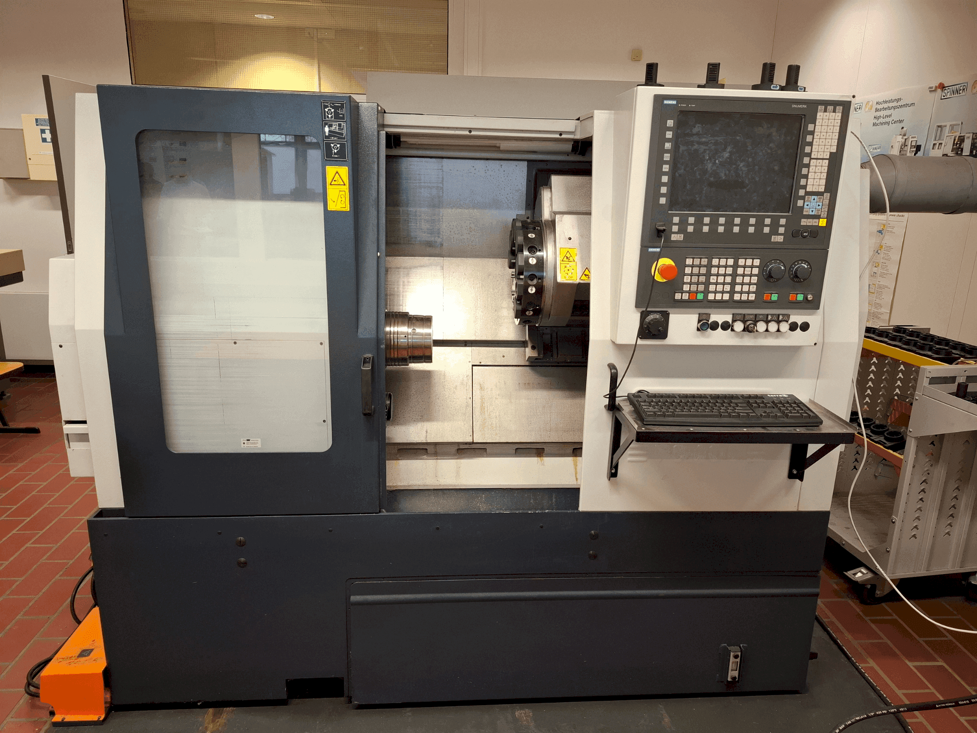 Vista frontale della macchina SPINNER TC 400 52 MC