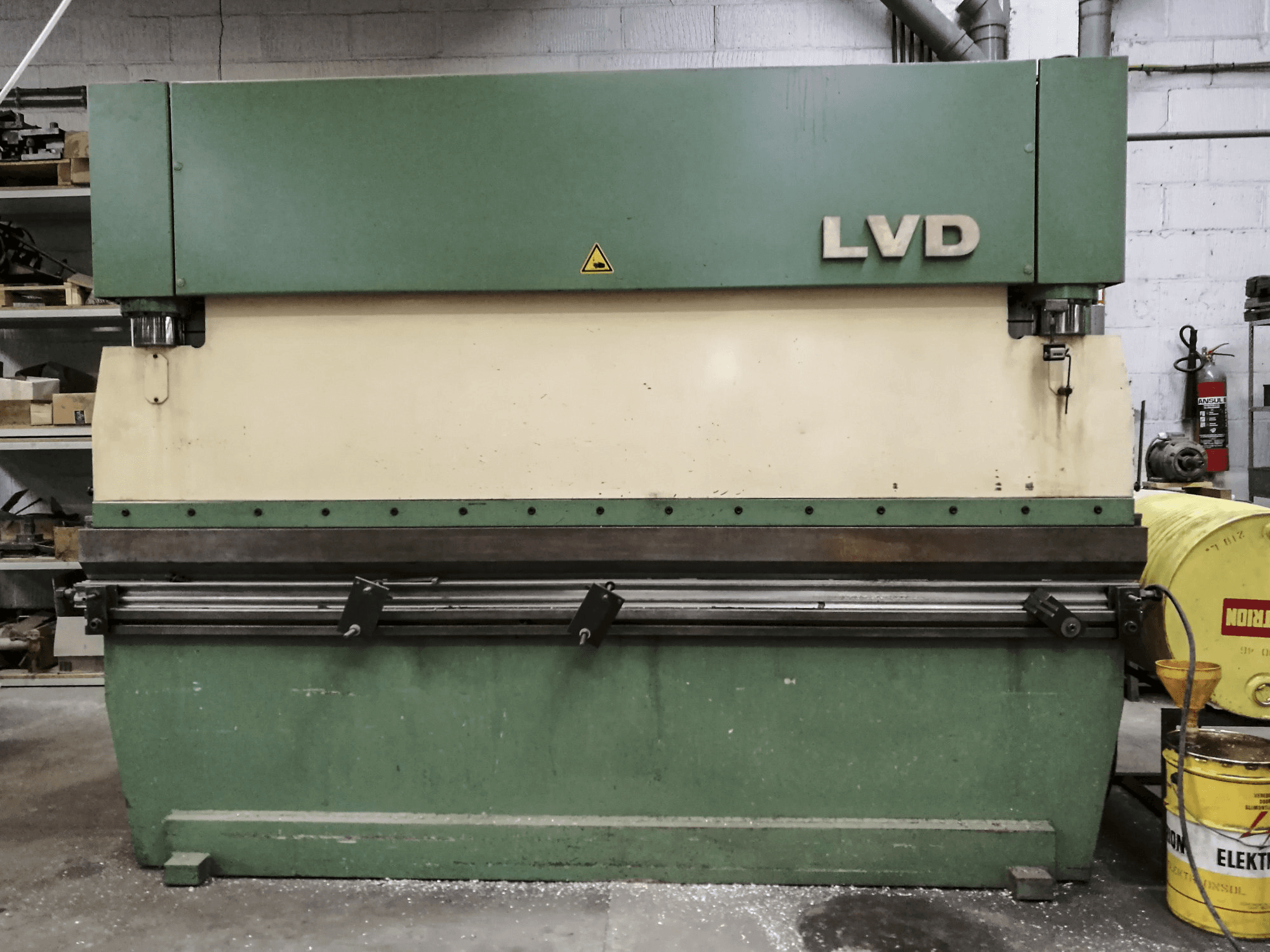 Vista frontale della macchina LVD PP 70/25-30