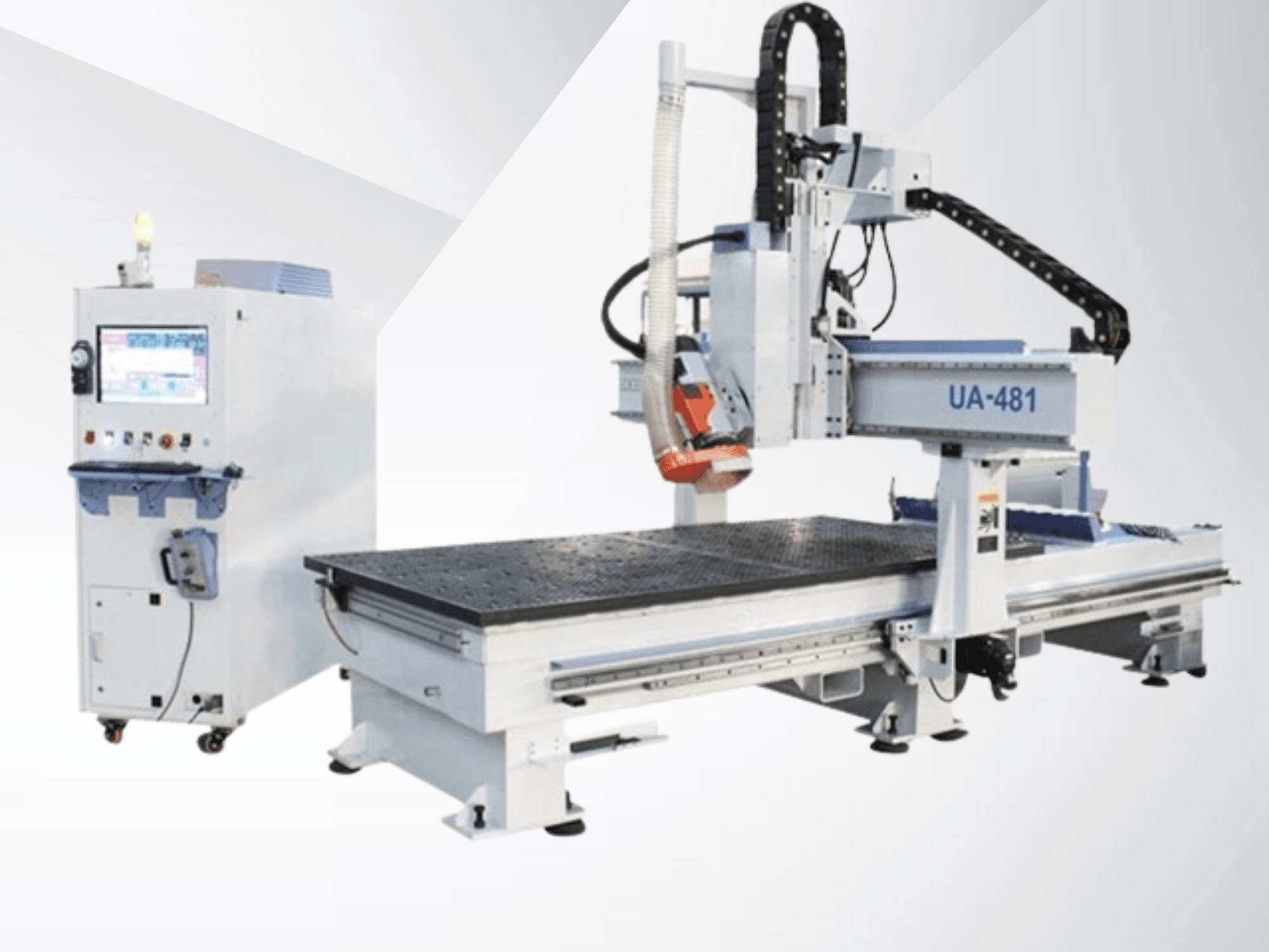 Macchina CNC UA-481 e pannello di controllo, vista laterale, che evidenzia un ampio piano di lavoro e una testa di taglio di precisione.
