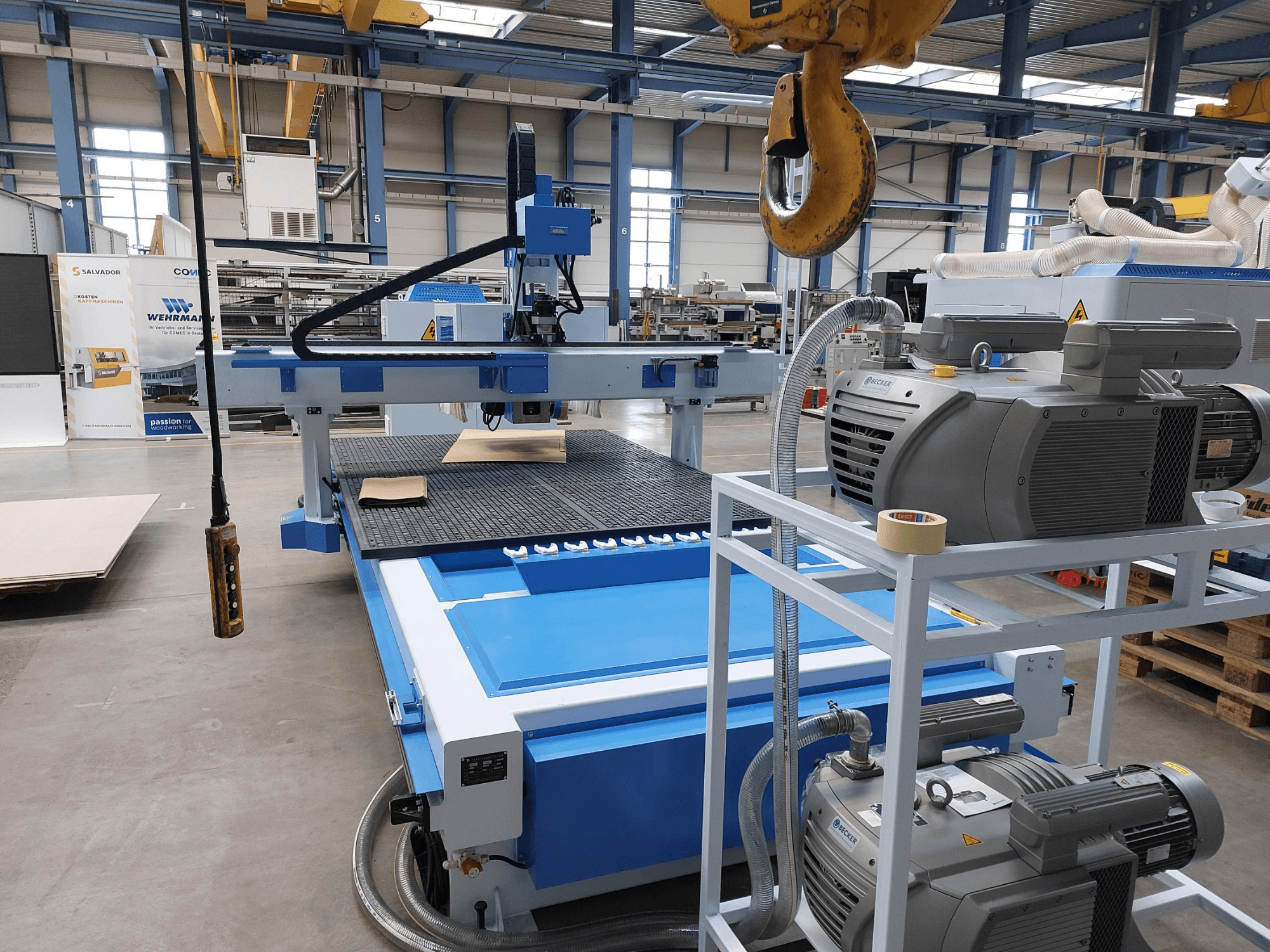 Centro di lavorazione del legno a controllo numerico QUICK CNC UA 481, vista frontale che mostra il pannello di controllo, i motori e il piano di lavoro con un pezzo di legno.
