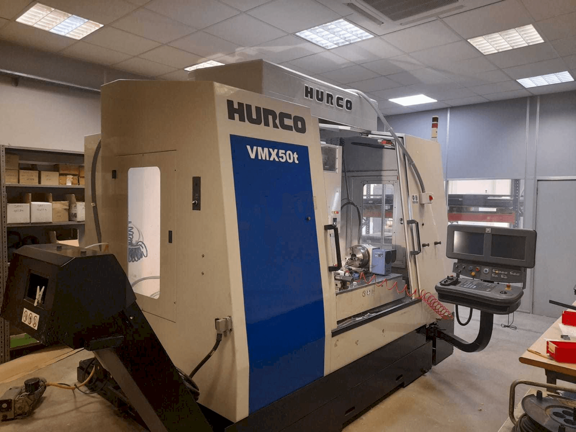Vista frontale della macchina Hurco VMX50T