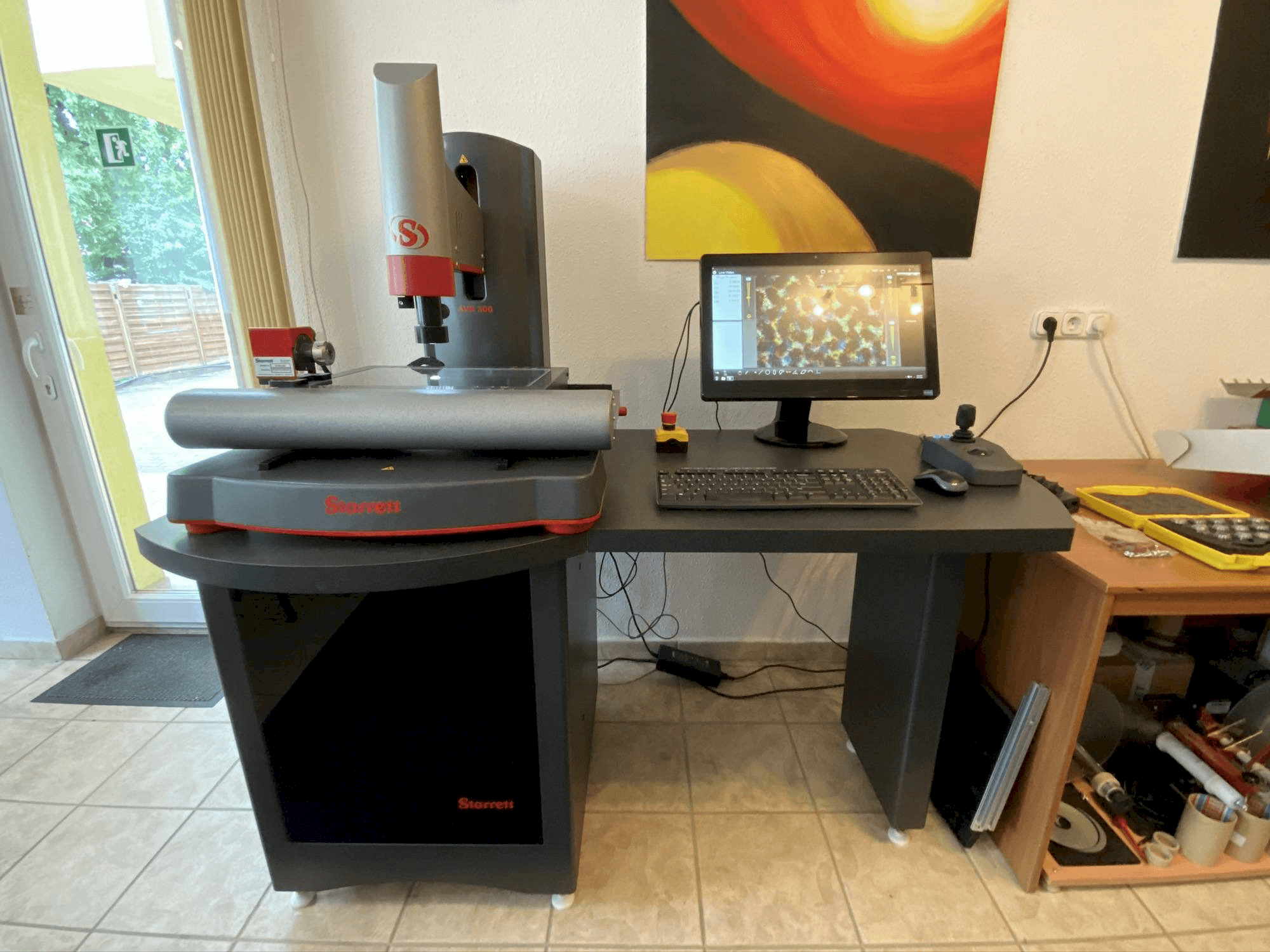 Vista frontale della macchina Starrett AVR 300