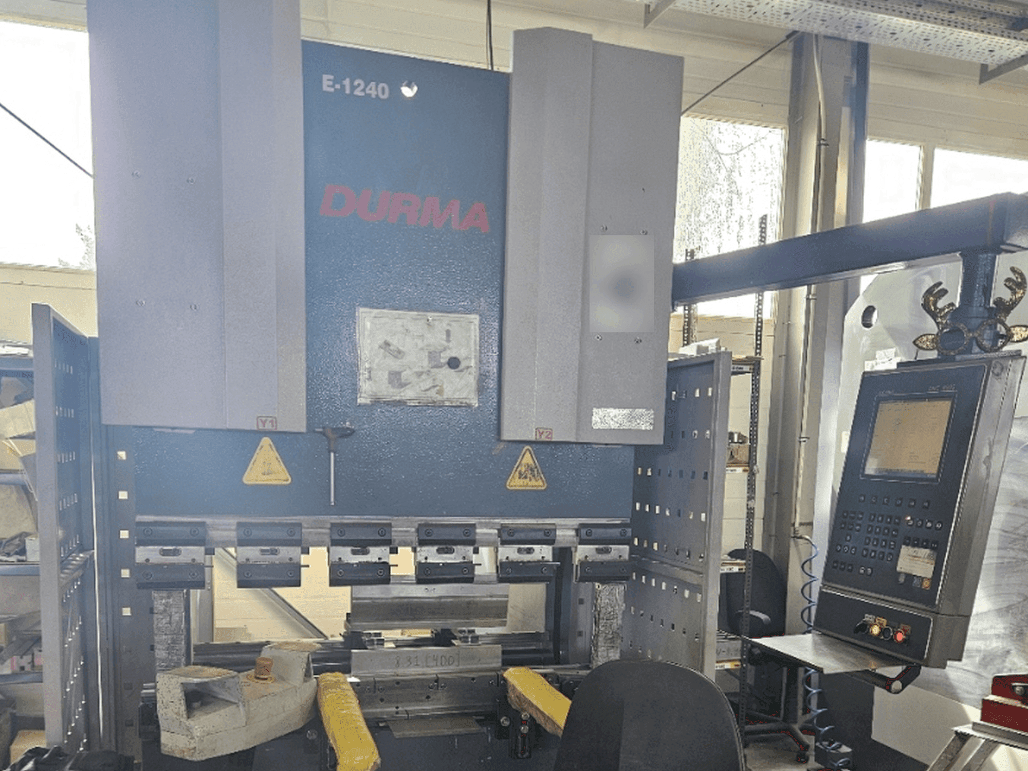 Vista frontale della macchina Durma E 1240