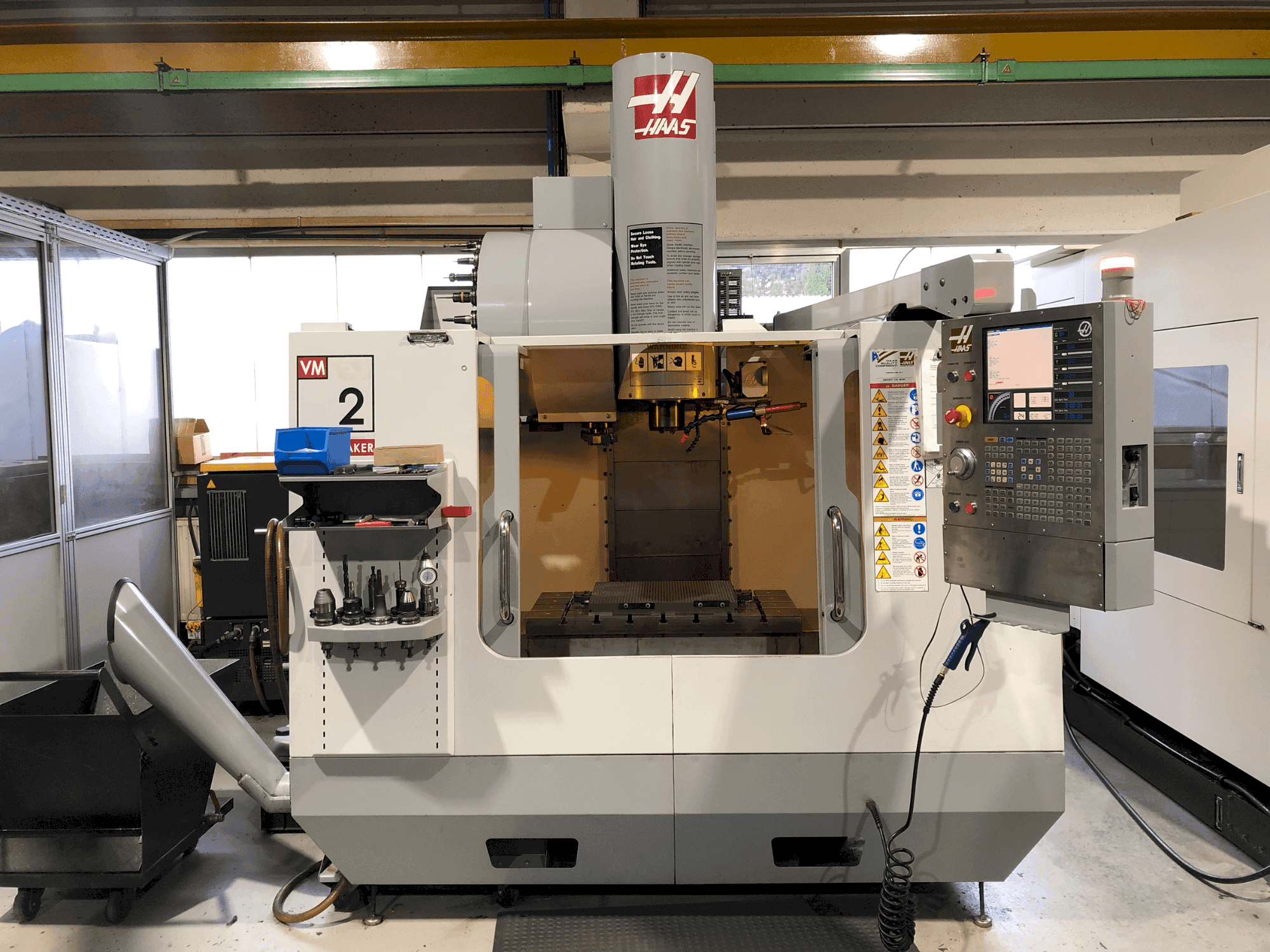 Vista frontale della macchina HAAS VM-2HF