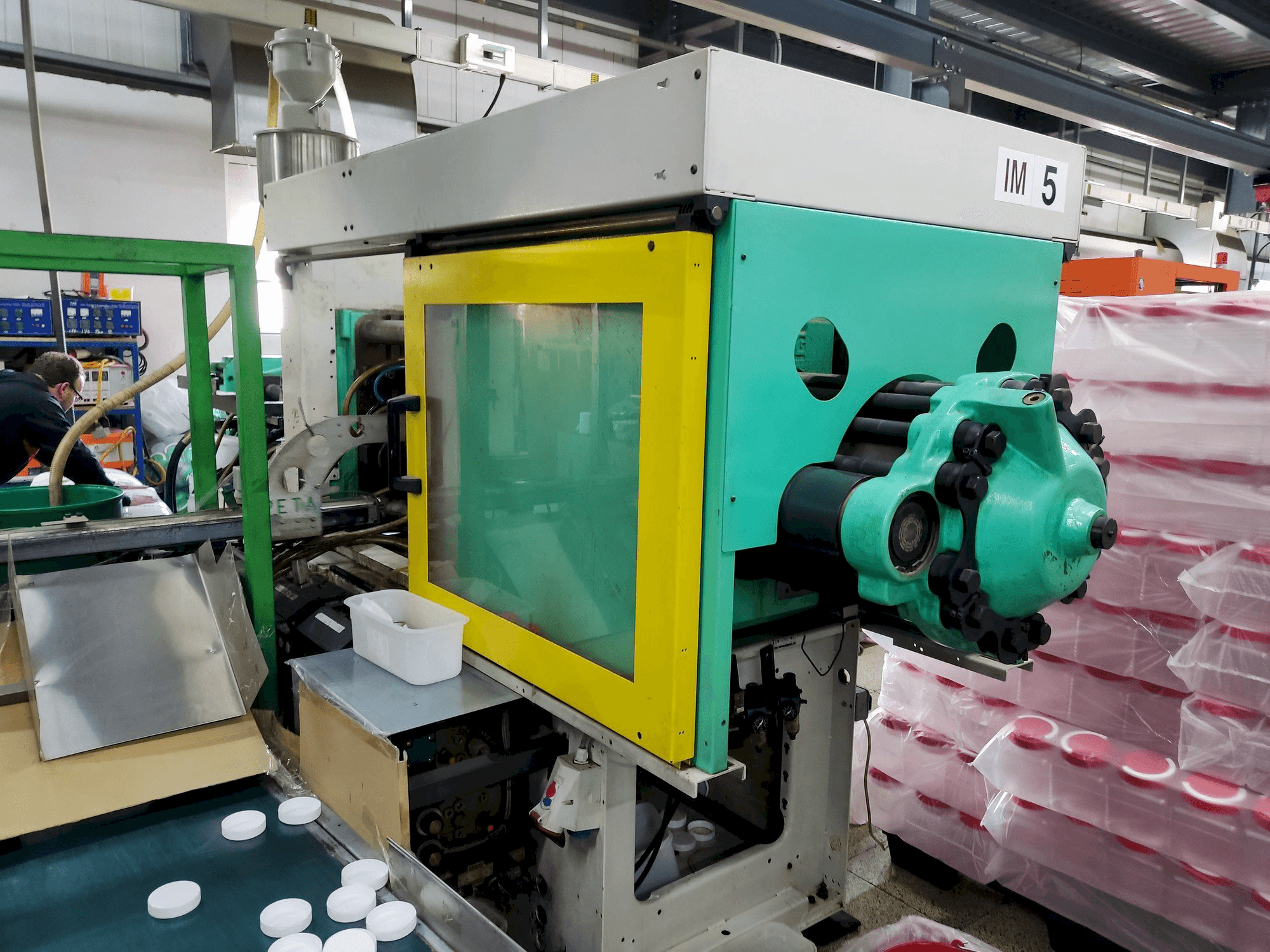 Vista frontale della macchina Arburg 470C 1500-675