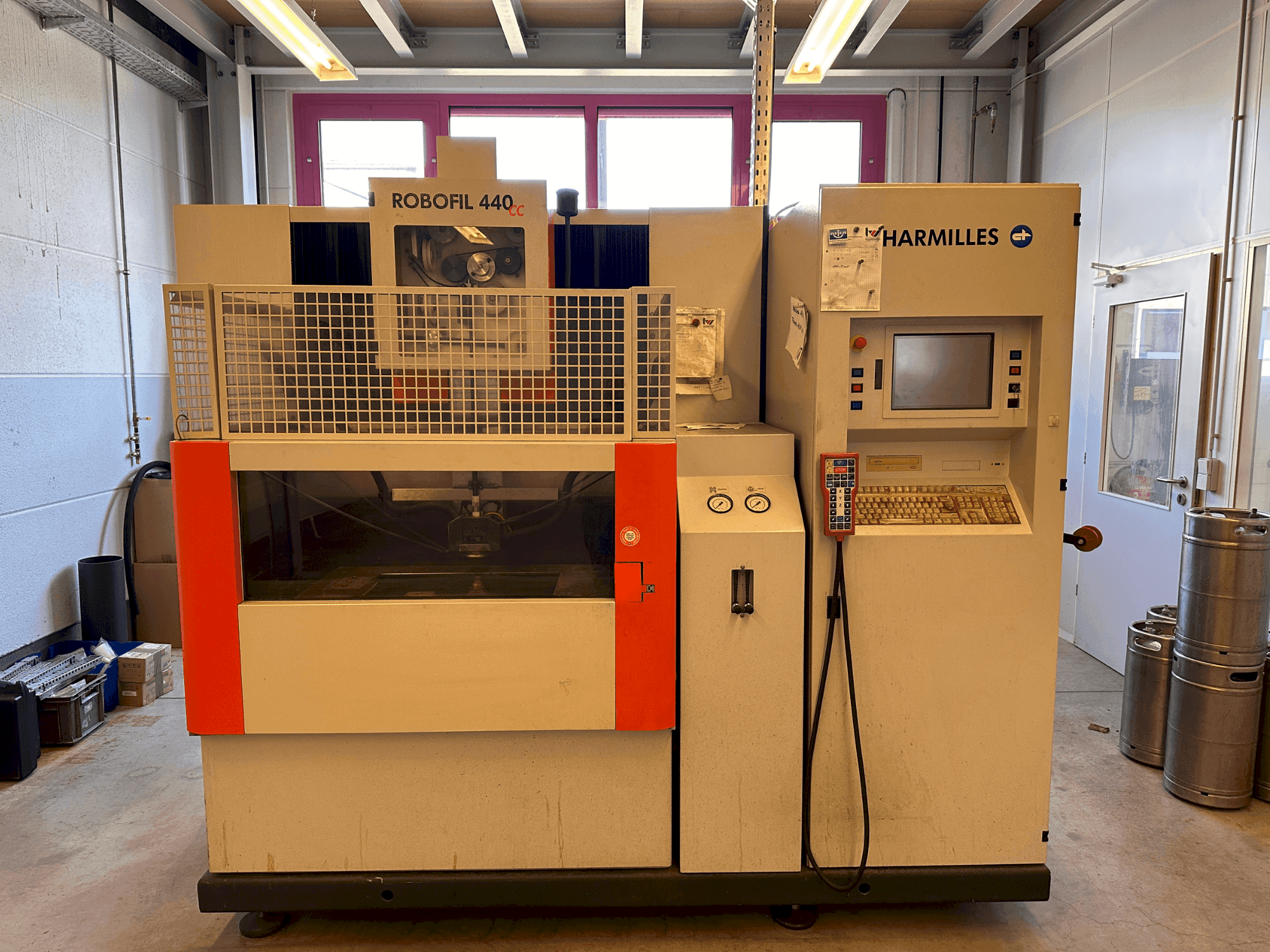 Vista frontale della macchina CHARMILLES Robofil 440 CC