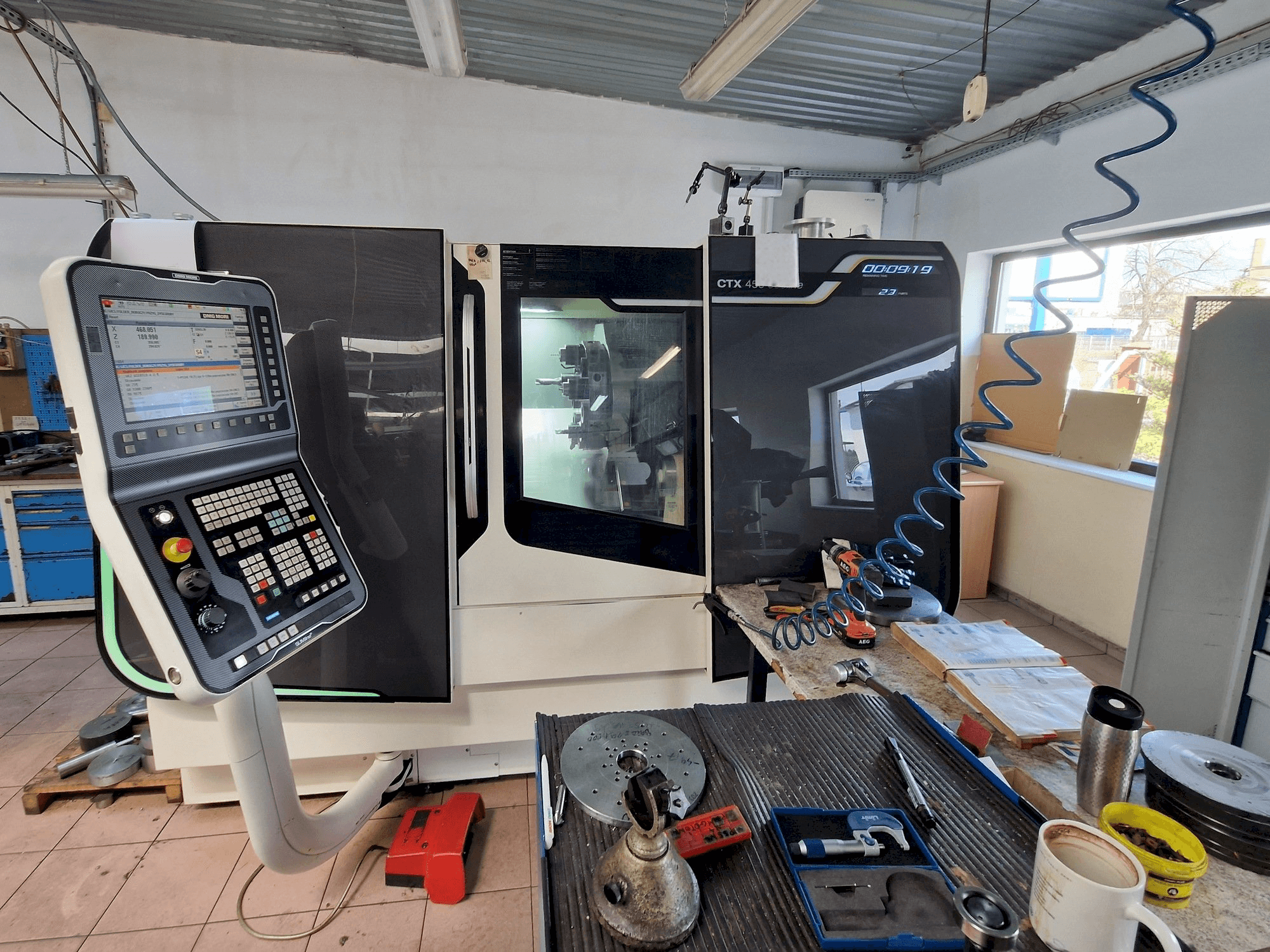 Vista frontale della macchina DMG MORI CTX 450 ecoline