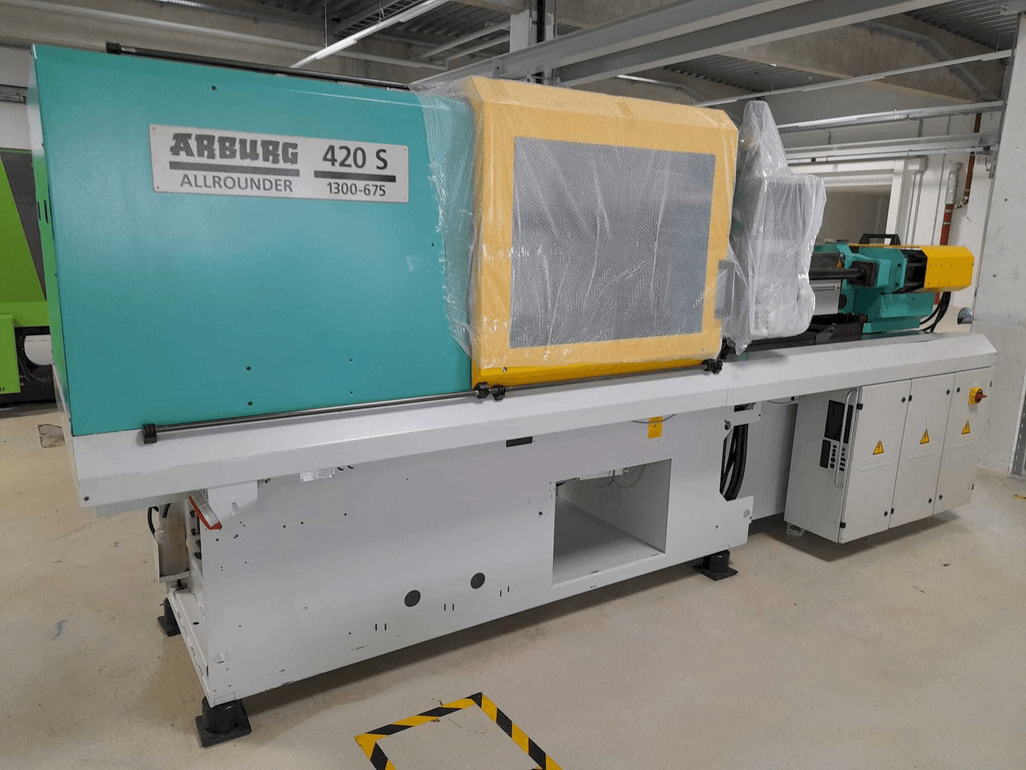 Vista frontale della macchina Arburg Allrounder 420S 1300-675