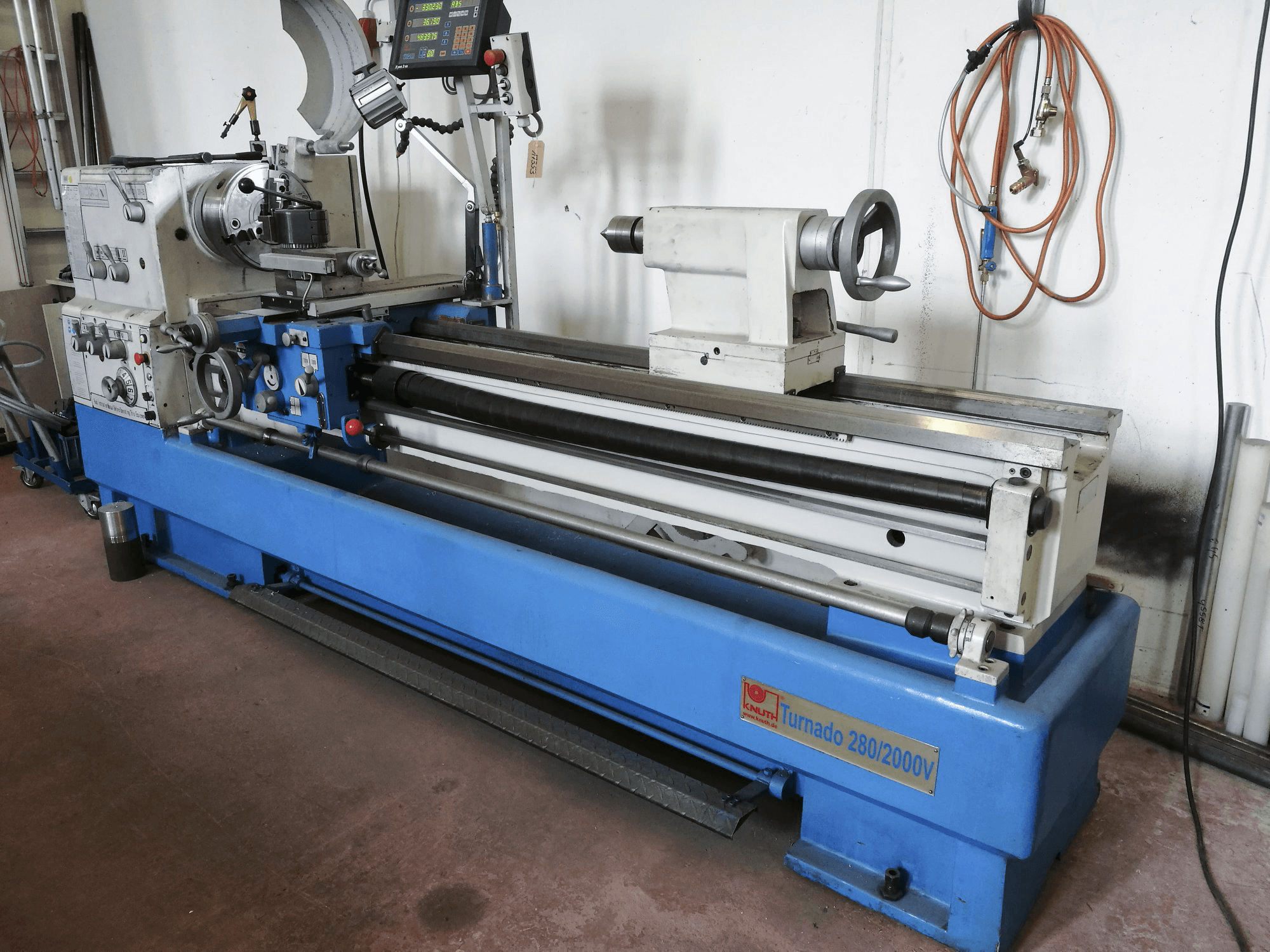 Vista lato destro della macchina KNUTH Turnado 280/2000 V