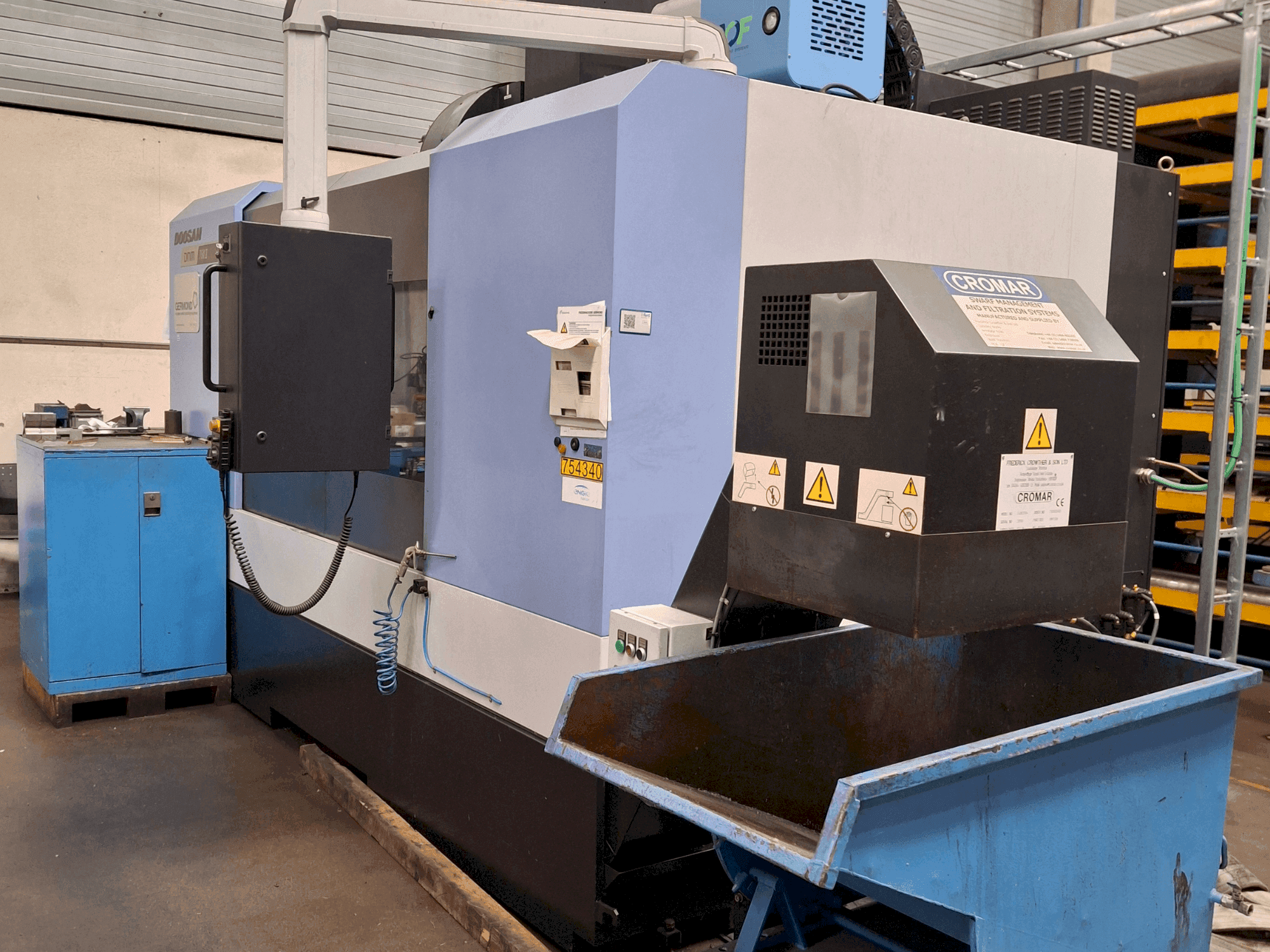 Vista frontale della macchina DOOSAN DNM 750 II